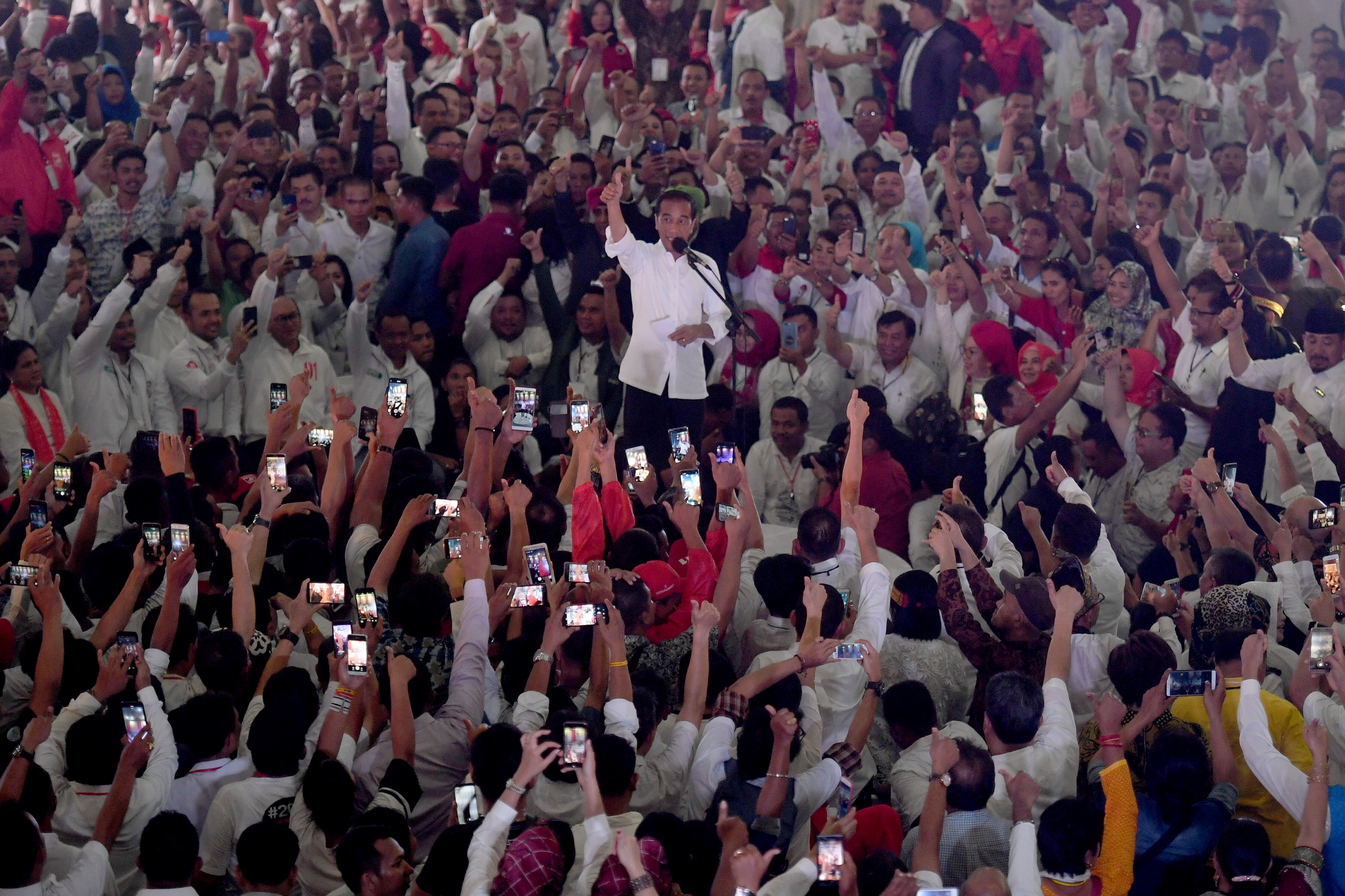 Calon Presiden nomor urut 01 Joko Widodo berpidato saat kampanye di GOR Dispora Sumut, Deli Serdang, Sumatra Utara, Jumat (5/4)