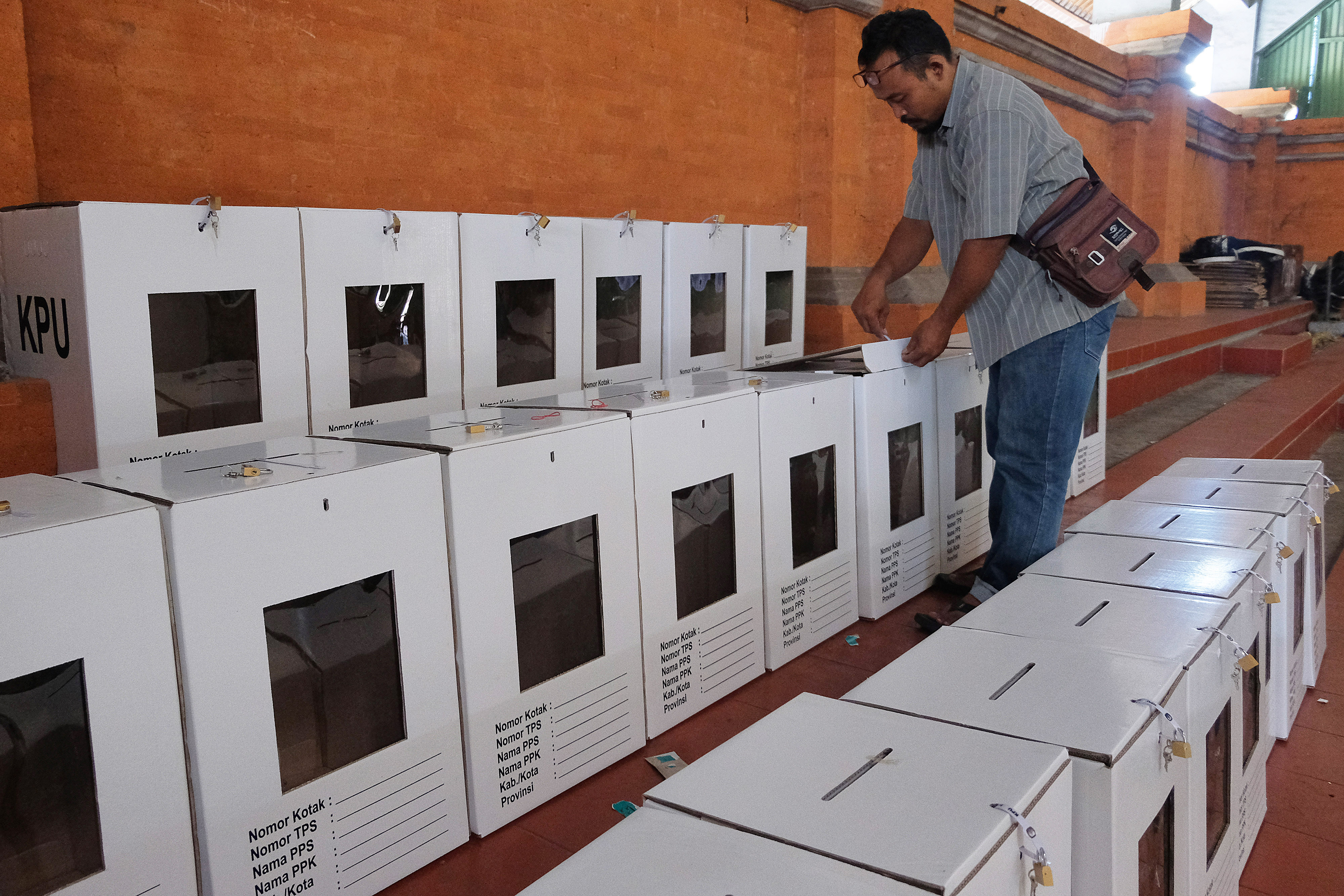 Sebanyak 10 kotak suara di Kecamatan Koto XI Tarusan, Kabupaten Pesisir Selatan, Sumbar terbakar. 