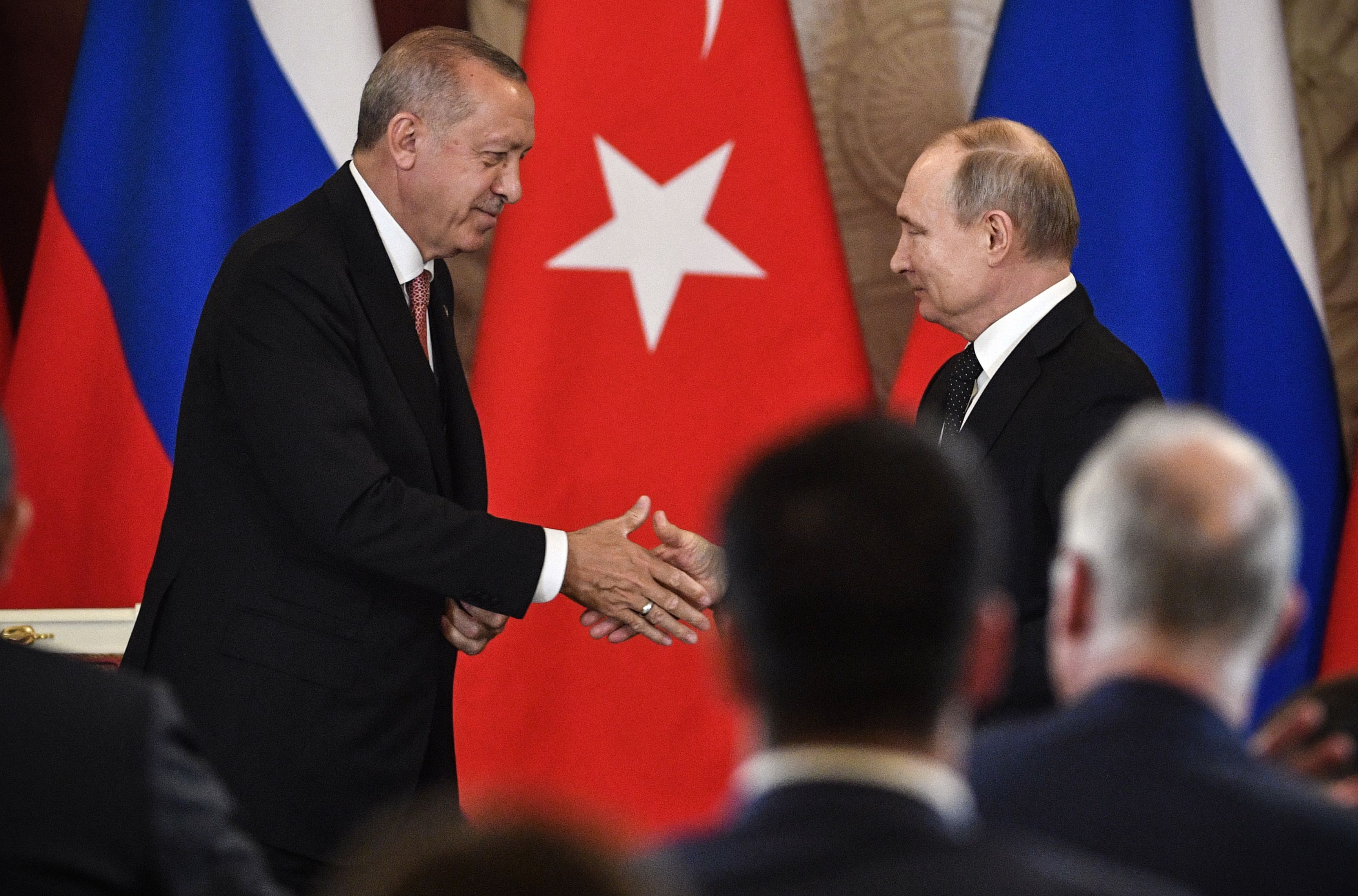 Presiden Rusia Vladimir Putin (kiri) menjabat tangan Presiden Turki Recep Tayyip Erdogan di Kremlin.