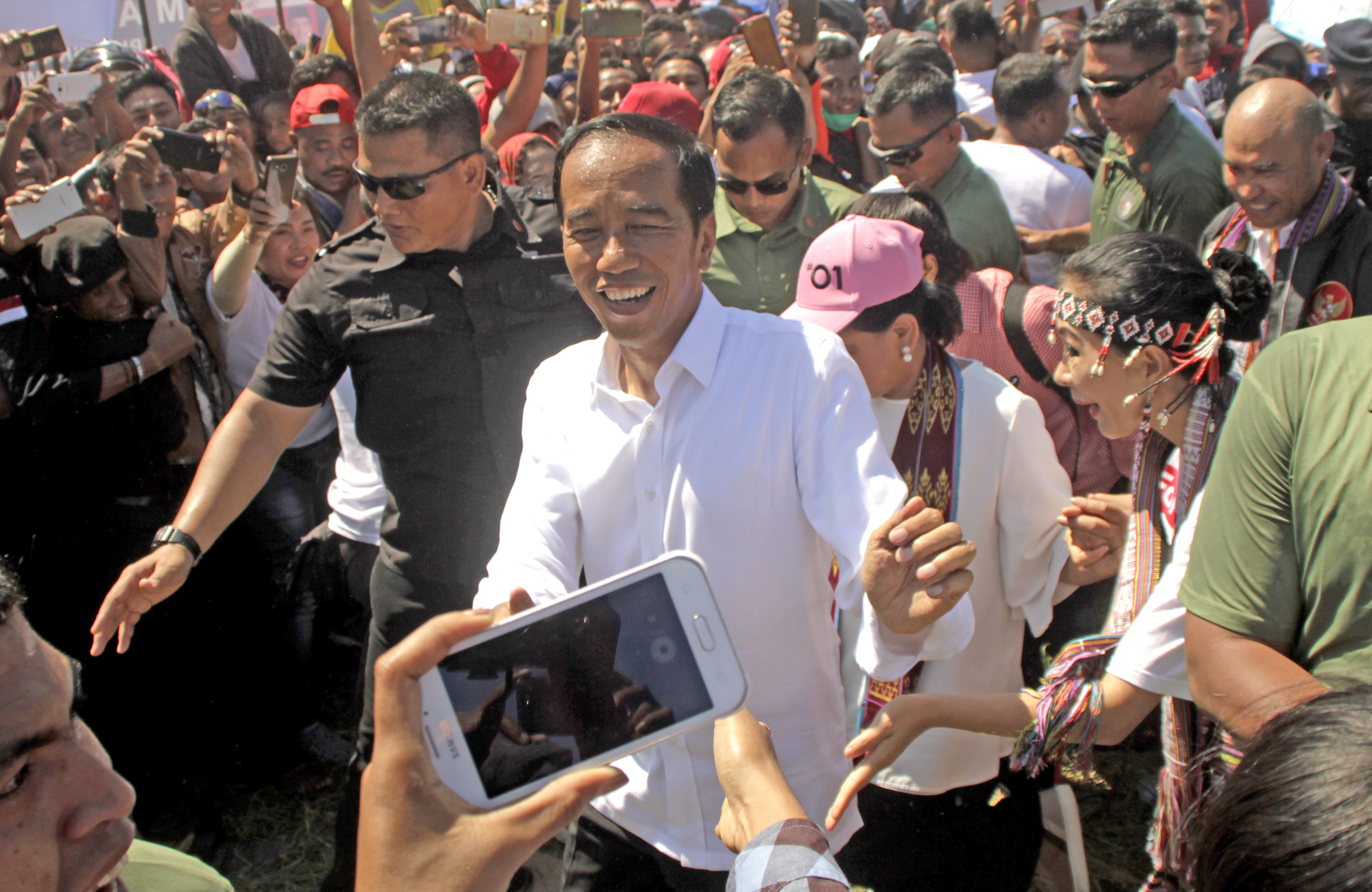 Calon presiden nomor urut 01 Joko Widodo (tengah) menyapa pendukungnya di lapangan Sitarda, Kota Kupang, NTT.