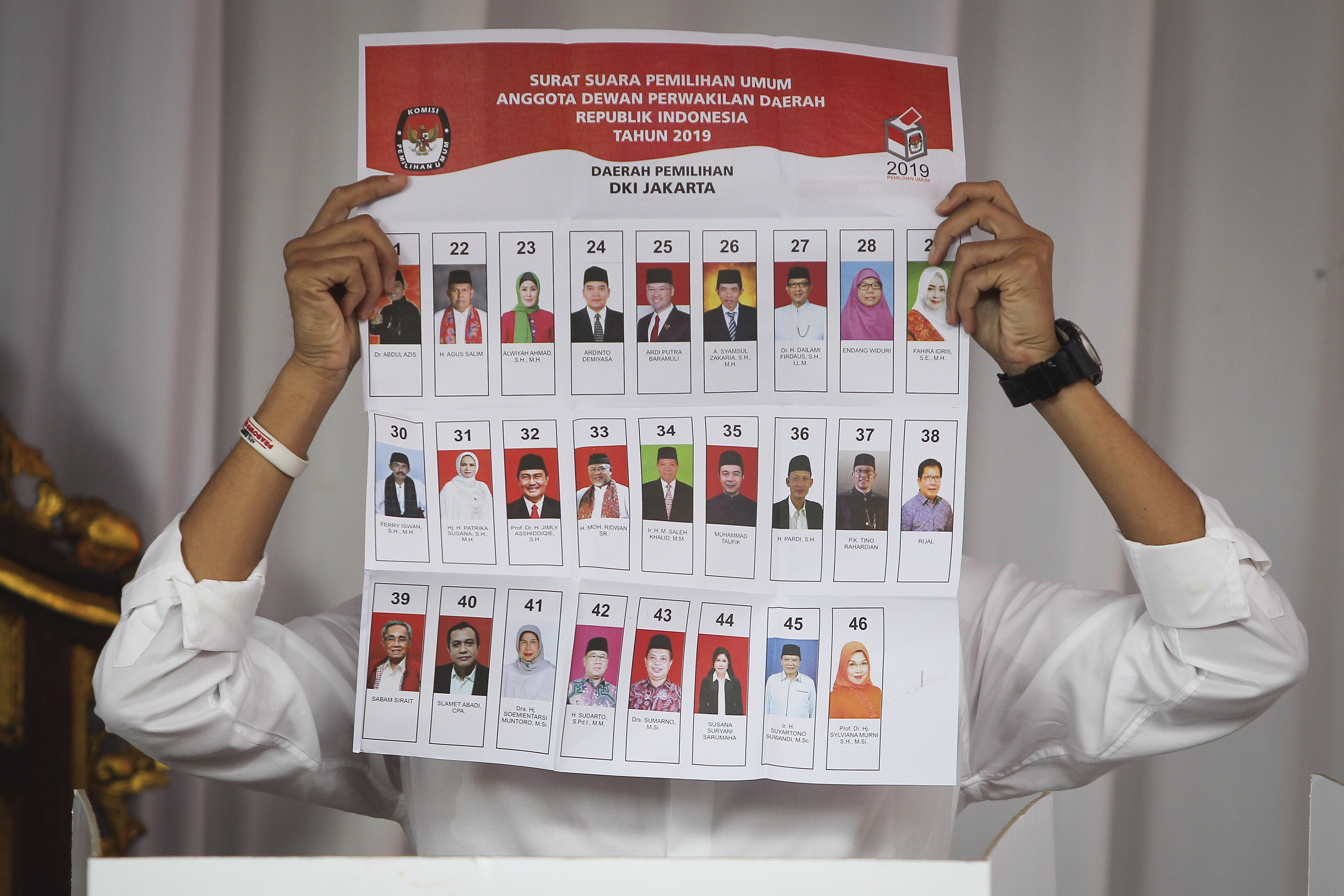 Sandiaga Uno menunjukkan surat suara sebelum menggunakan hak pilih pada Pemilu 2019 di TPS 02, Kebayoran, Jakarta, Rabu (17/4)