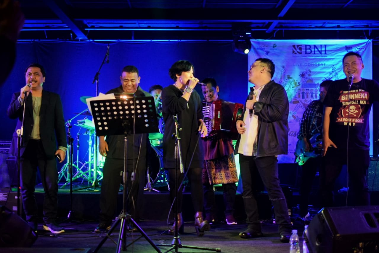 Suasana konser Kolase Indonesia oleh penyanyi balada Hariyanto Boejl dan sejumlah musikus lain, di Jakarta, Kamis (25/4).