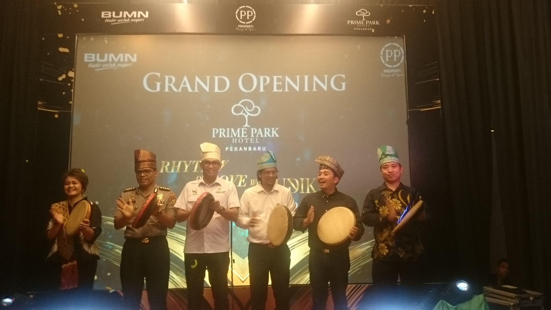 Hotel Prime Park berbintang empat mengusung nuansa taman dan milineal merupakan salah satu hotel terbesar di Sumatra 