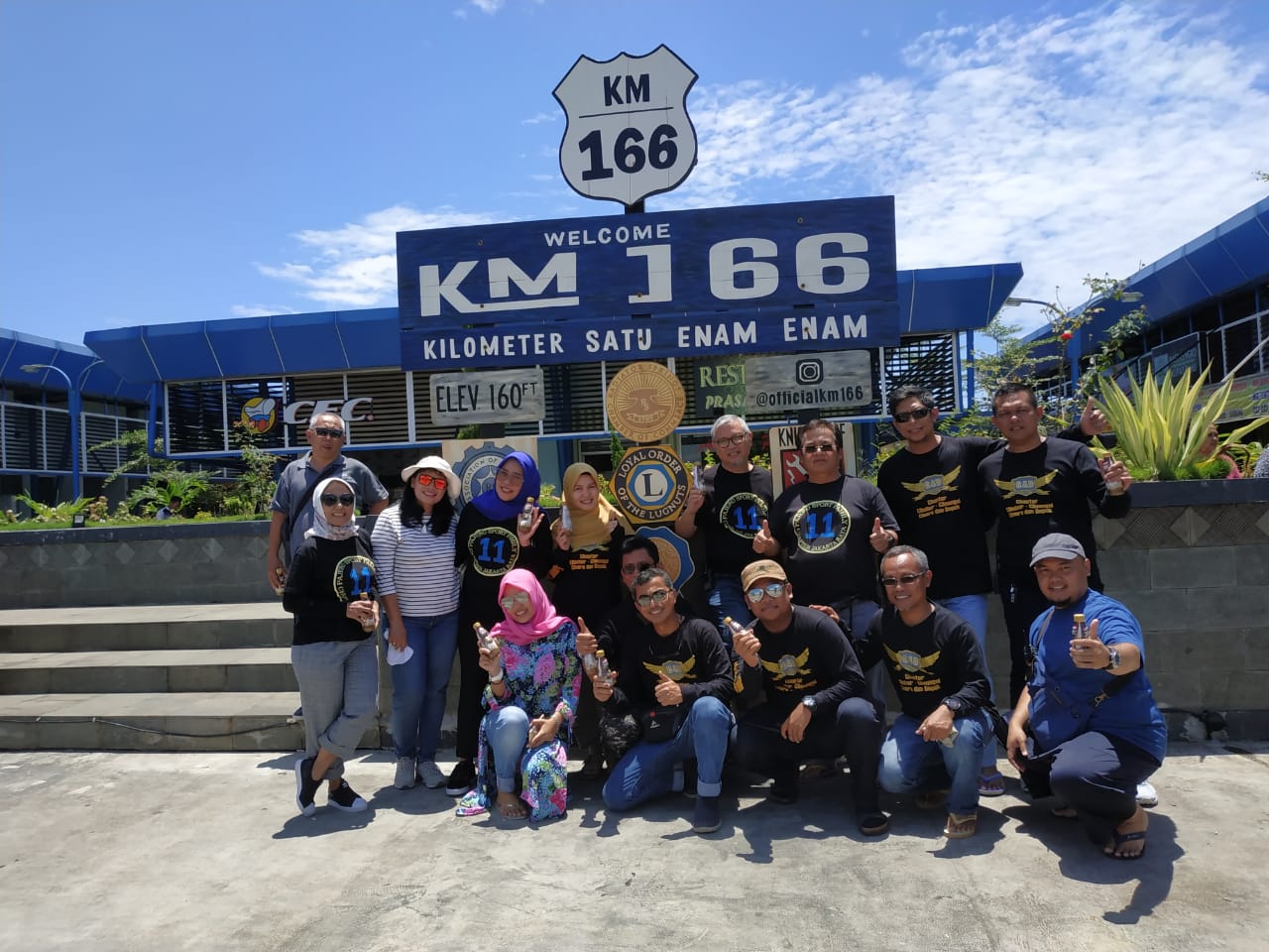 Anggota Komunitas Pajero Sport Family saat beritirahat di Rest Area Km 166 Tol Cipali
