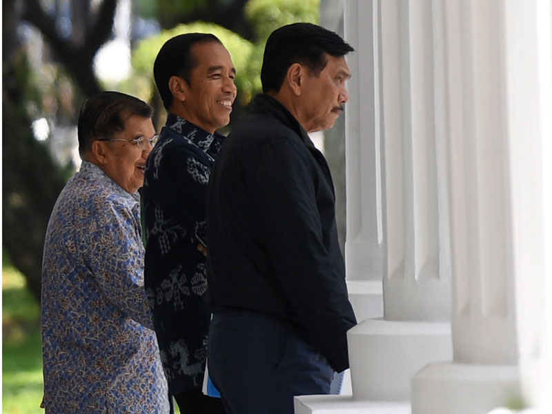  Presiden Joko Widodo berbincang dengan Wapres Jusuf Kalla dan Menko Bidang Kemaritiman Luhut Pandjaitan (kanan)