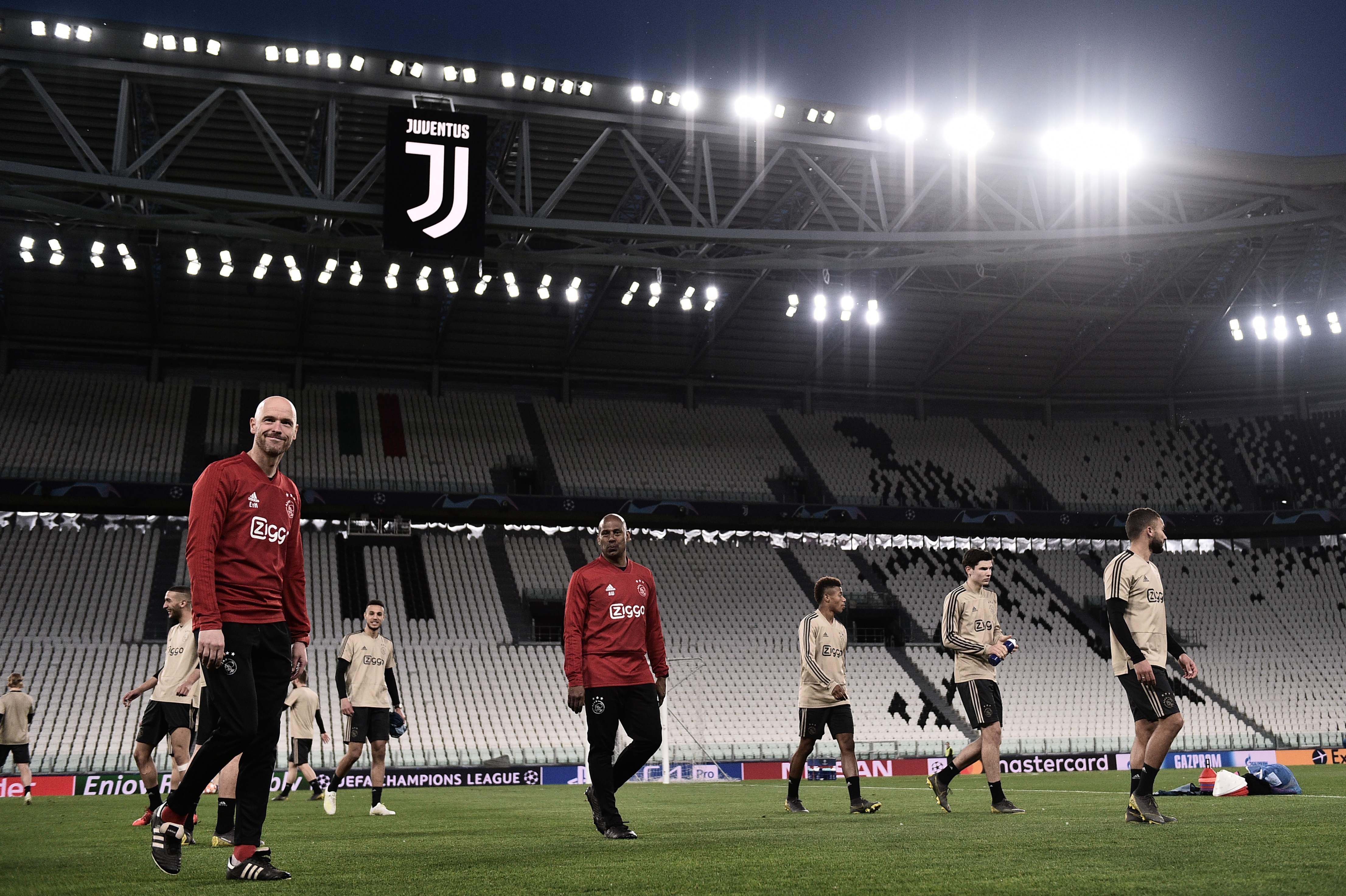 Para pemain Ajax berlatih di Stadion Juventus menjelang laga leg kedua perempat final Liga Champions melawan Juventus.