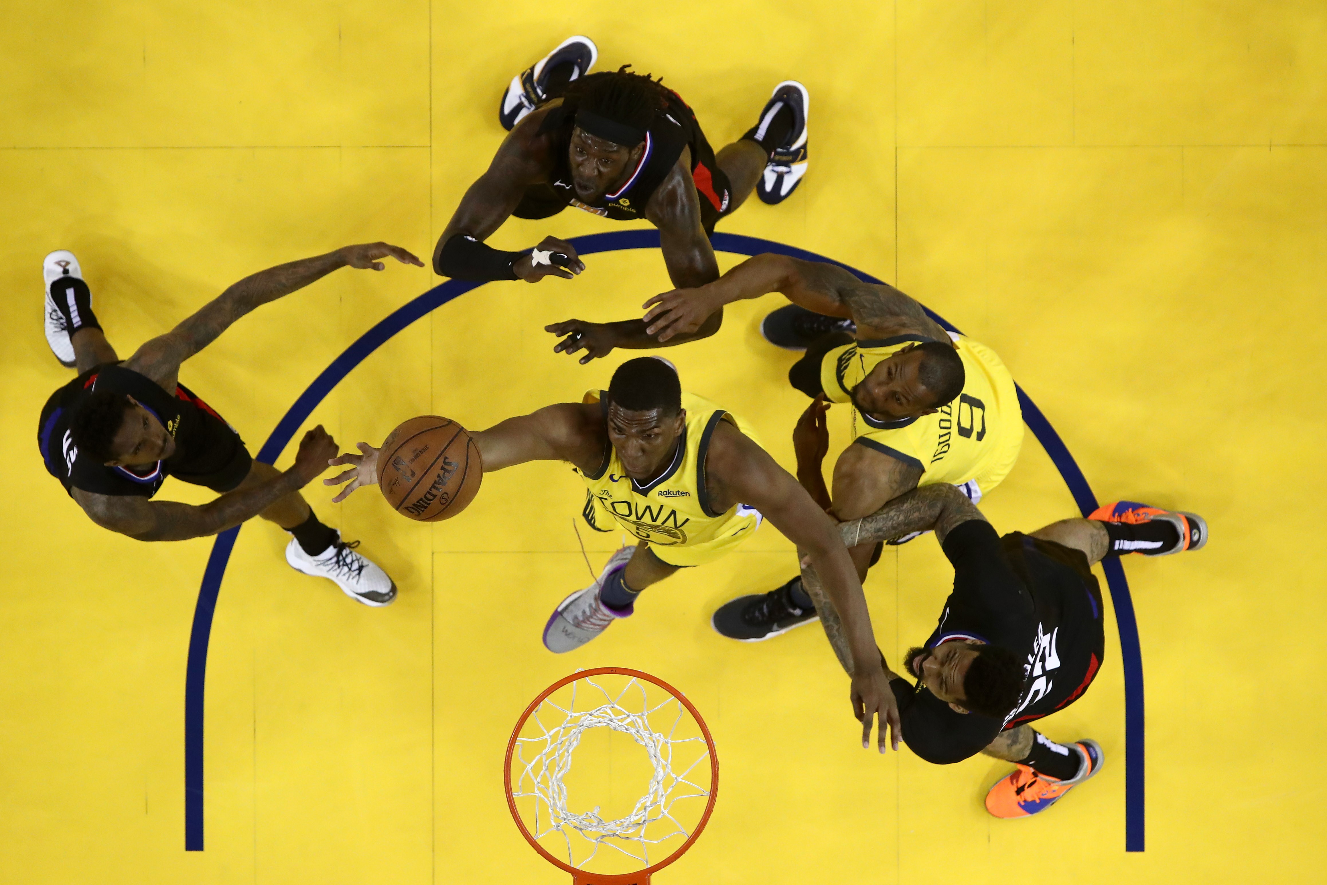 Kevon Looney # 5 dari Golden State Warriors melakukan tembakan ke arah LA Clippers