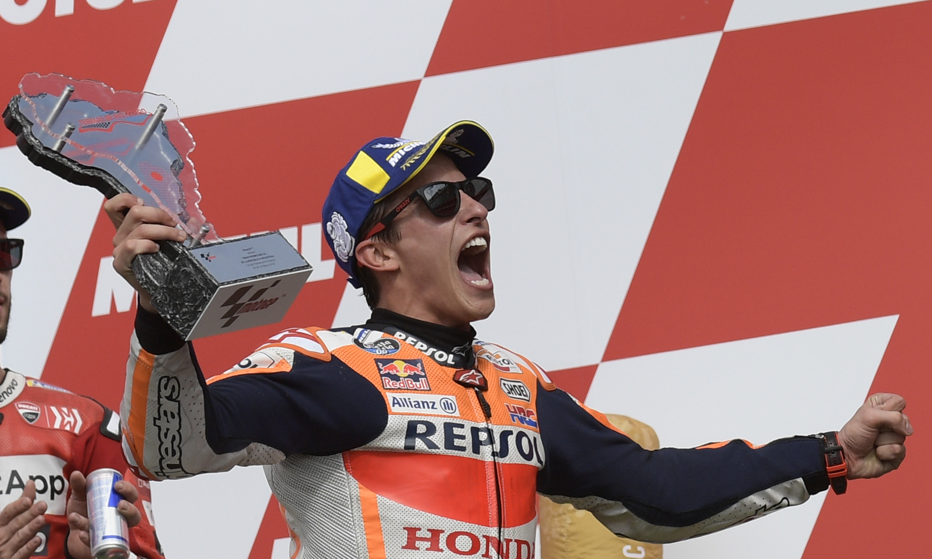  Marc Marquez merayakan podium dengan trofi setelah memenangkan Grand Prix MotoGP Argentina di sirkuit Termas de Rio Hondo di Santiago