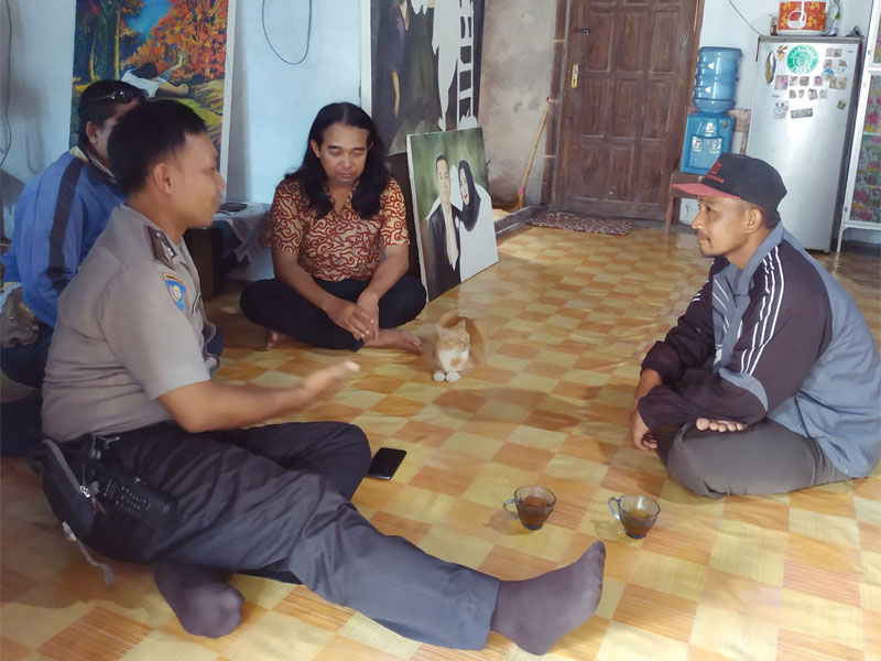  Slamet Jumiarto (baju batik cokelat) berbincang dengan Bhabinkabtibmas dan pemilik rumah.