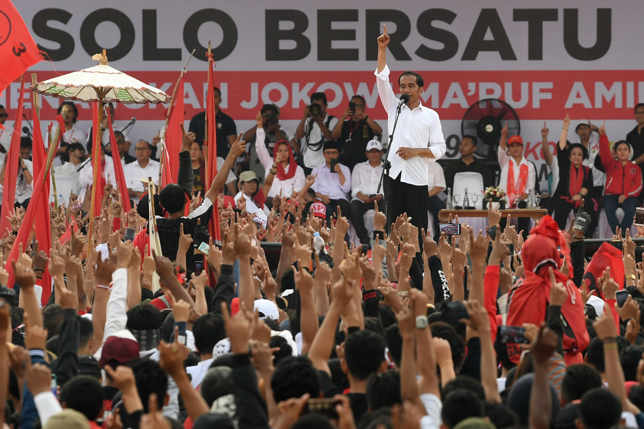 Calon Presiden nomor urut 01 Joko Widodo saat kampanye akbar di Solo, Jawa Tengah, Selasa (9/4).