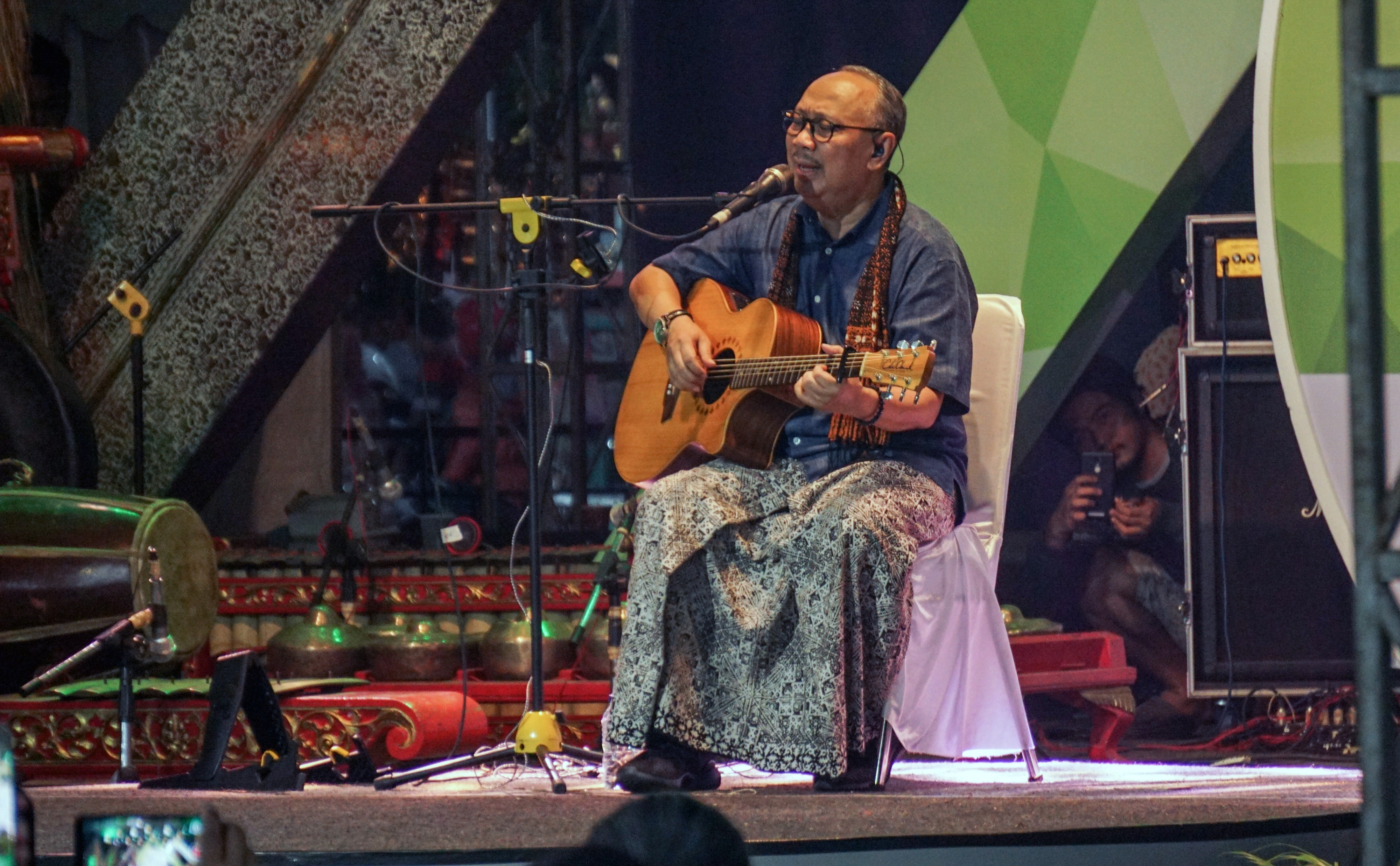 Penyanyi era tahun 1980, Ebiet G Ade