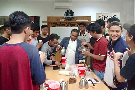 Barista (peracik kopi) di kalangan anak muda sedang melakukan pelatihan