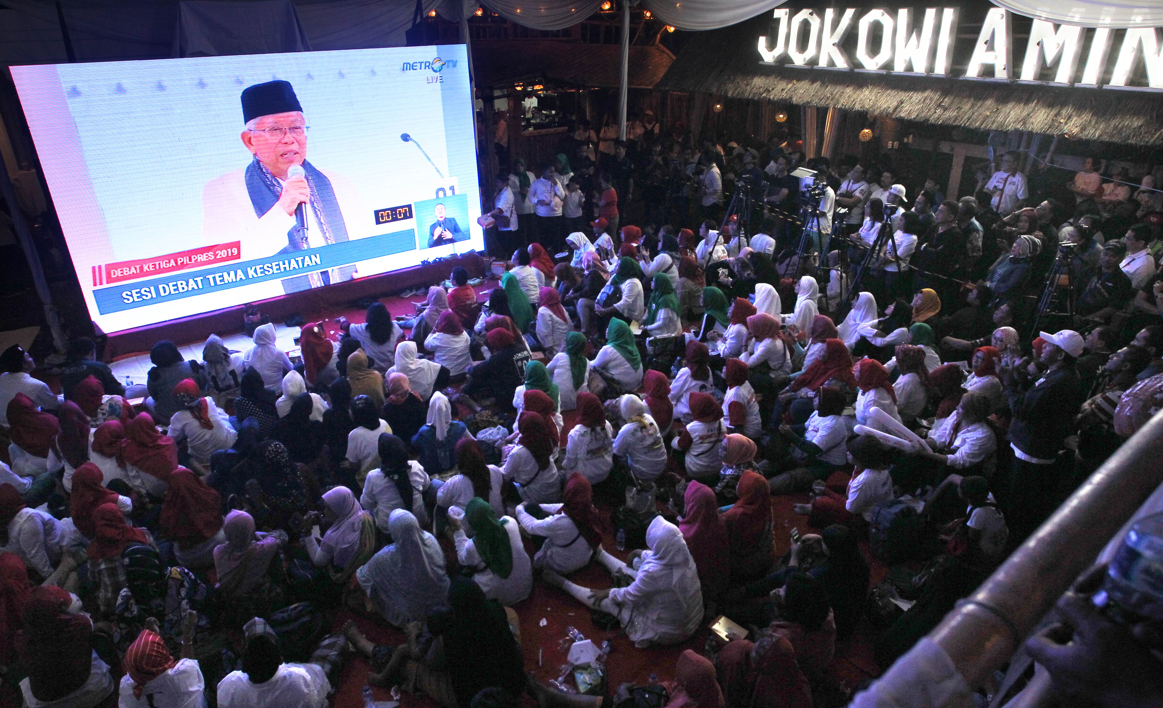 Puluhan relawan pendukung Jokowi-Ma'ruf Amin menonton bersama debat calon wakil presiden 