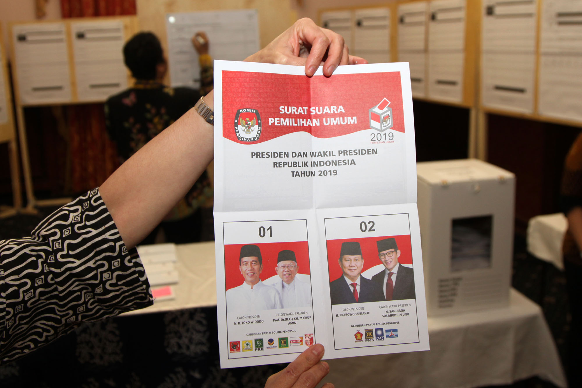  Panitia Pemilihan Luar Negeri menunjukkan surat suara yang menggunakan cara pemungutan