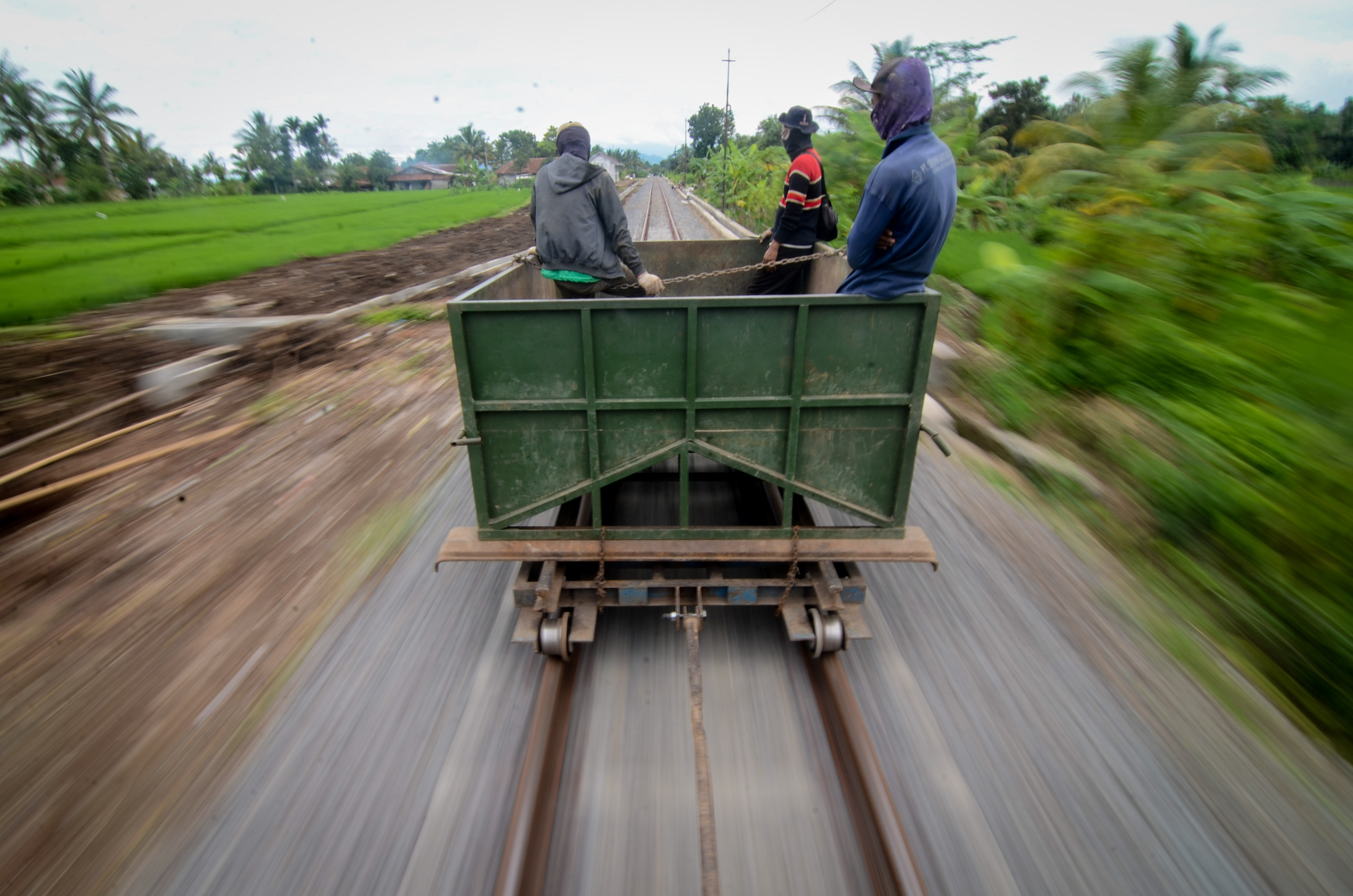 Pekerja menggunakan lori membawa batuan kerikil pada proyek reaktivasi jalur kereta Padalarang-Cianjur di Ciranjang, Kabupaten Cianjur.