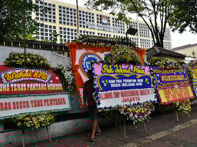 Karangan bunga menghiasi halaman Kantor KPU Pusat, Jakarta, kemarin