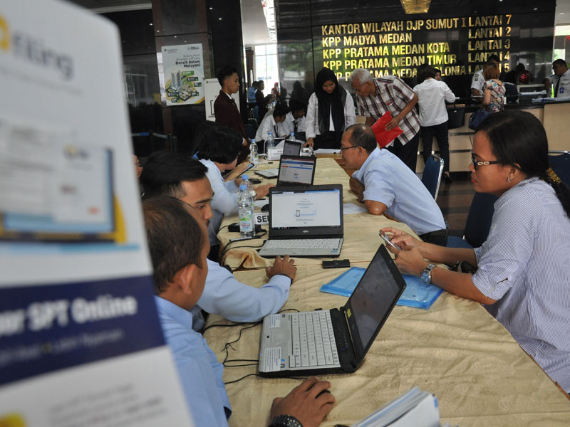 Petugas Pajak melayani wajib pajak untuk mengisi form pelaporan SPT Pajak Tahunan melalui daring