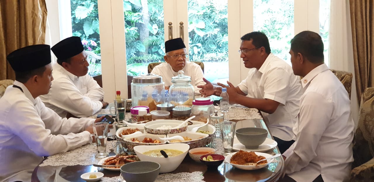 Cawapres nomor urut 01 Ma'ruf Amin (tengah) sarapan sebelum mencoblos.