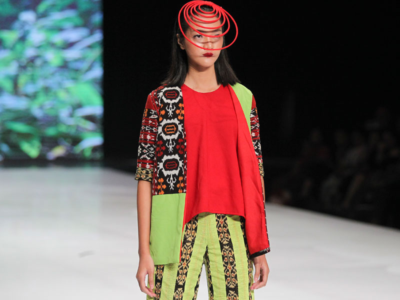 Model mengenakan busana rancangan Cayan Magdalena bertajuk 