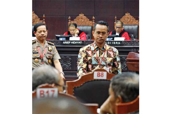SIDANG UJI MATERIIL UU OJK: Saksi dari pihak termohon Kombes Marbun dari Mabes Polri dan Johansyah (kanan) dari Himbara setelah disumpah seb