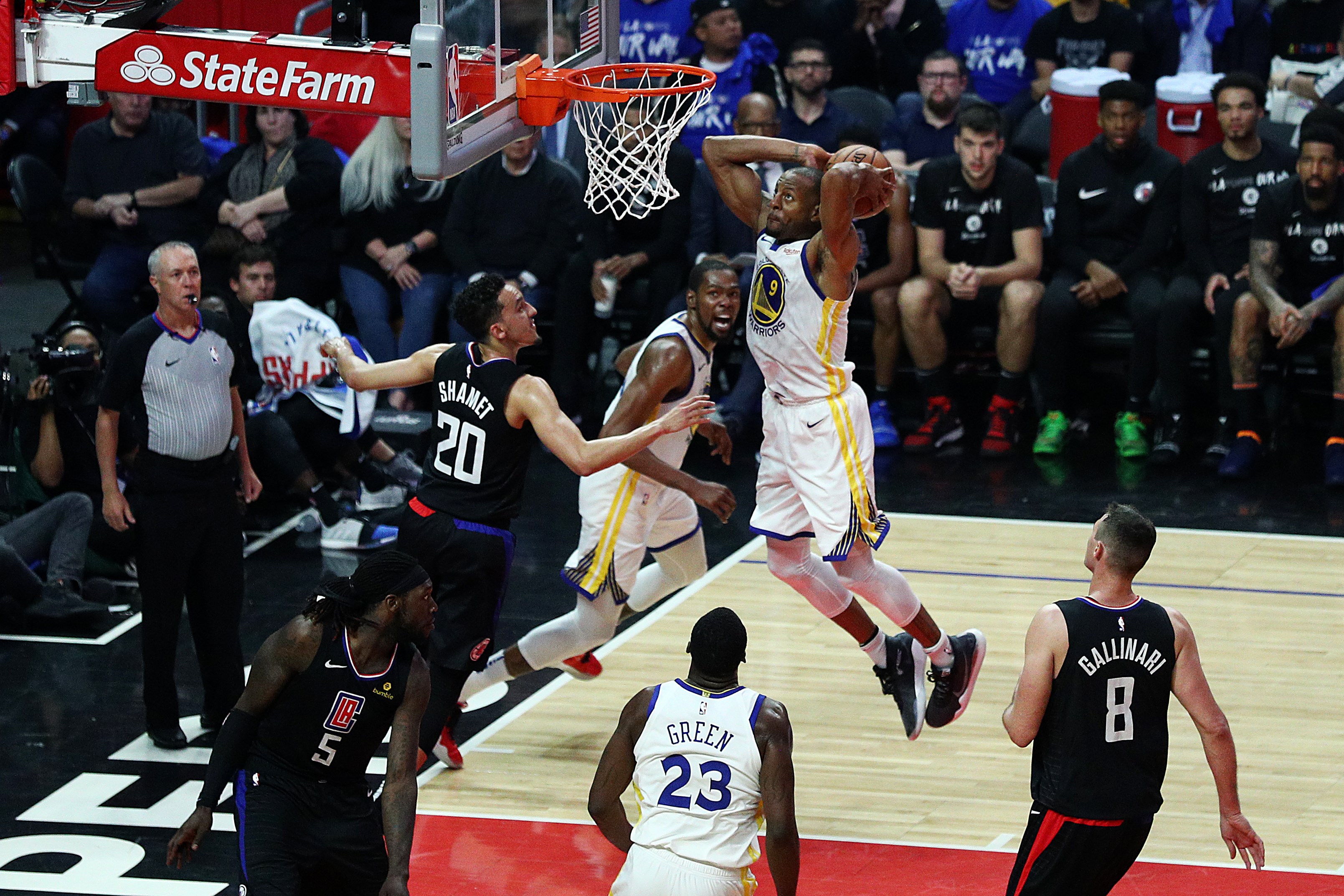 Andre Iguodala # 9 dari Golden State Warriors dunks bola melawan Landry Shamet # 20 dari Los Angeles Clippers
