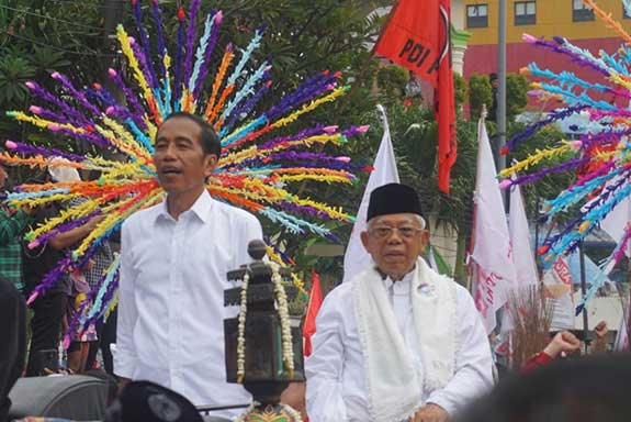 Capres dan Cawapres Nomor Urut 01, Joko Widodo dan Maruf Amin menyapa masyarakat saat kampanye Karnaval Indonesia Satu di Tangerang