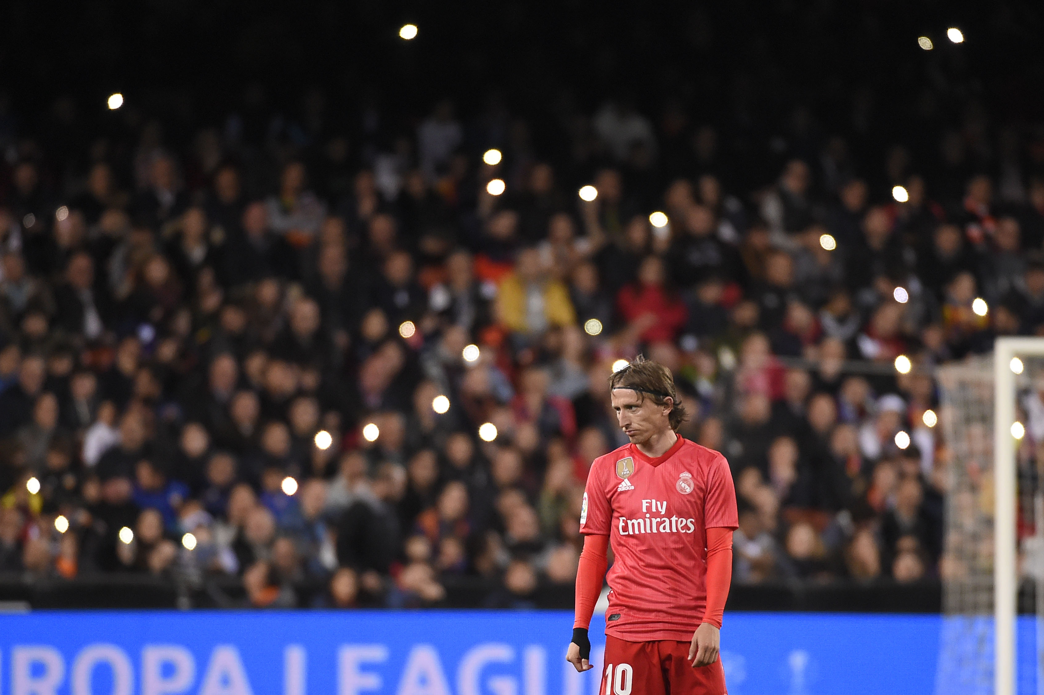 Gelandang Real Madrid Luca Modric bereaksi di akhir laga saat El Real menyerah 1-2 dari Valencia.