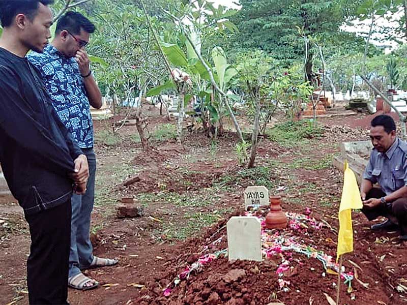 Para kerabat berdoa di makam Yaya Suhaya, 71, anggota KPPS di TPS 04, Desa Cilewo, Kecamatan Telagasari, Karawang, Jabar