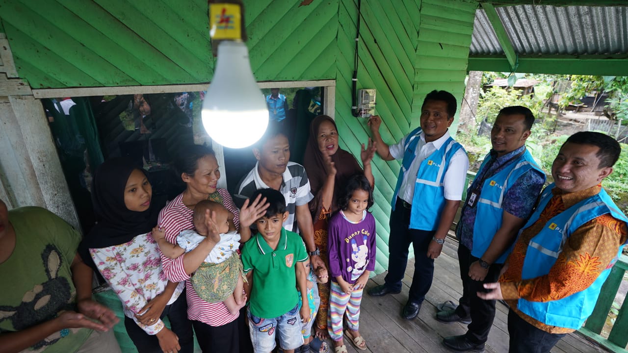 General Manager PLN Unit Induk Wilayah (UIW) Sumatera Barat, Bambang Dwiyanto (tiga dari kanan) saat penyalaan listrik desa di Sumbar, Jum'a