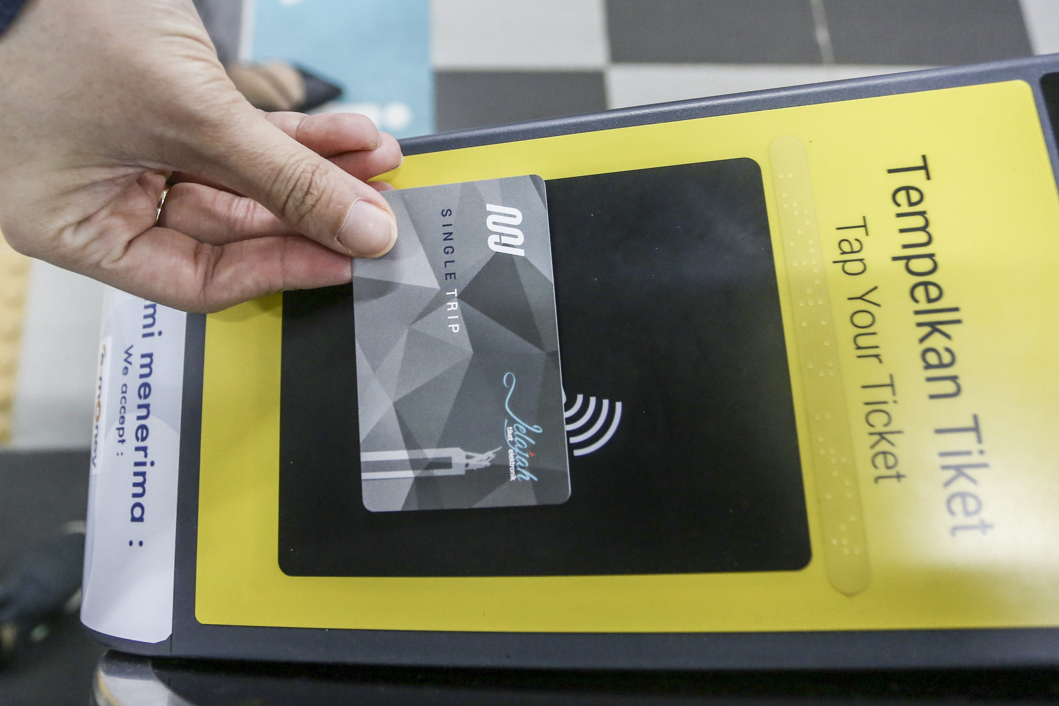  Calon penumpang menggunakan kartu Jelajah Single Trip MRT saat memasuki stasiun MRT 