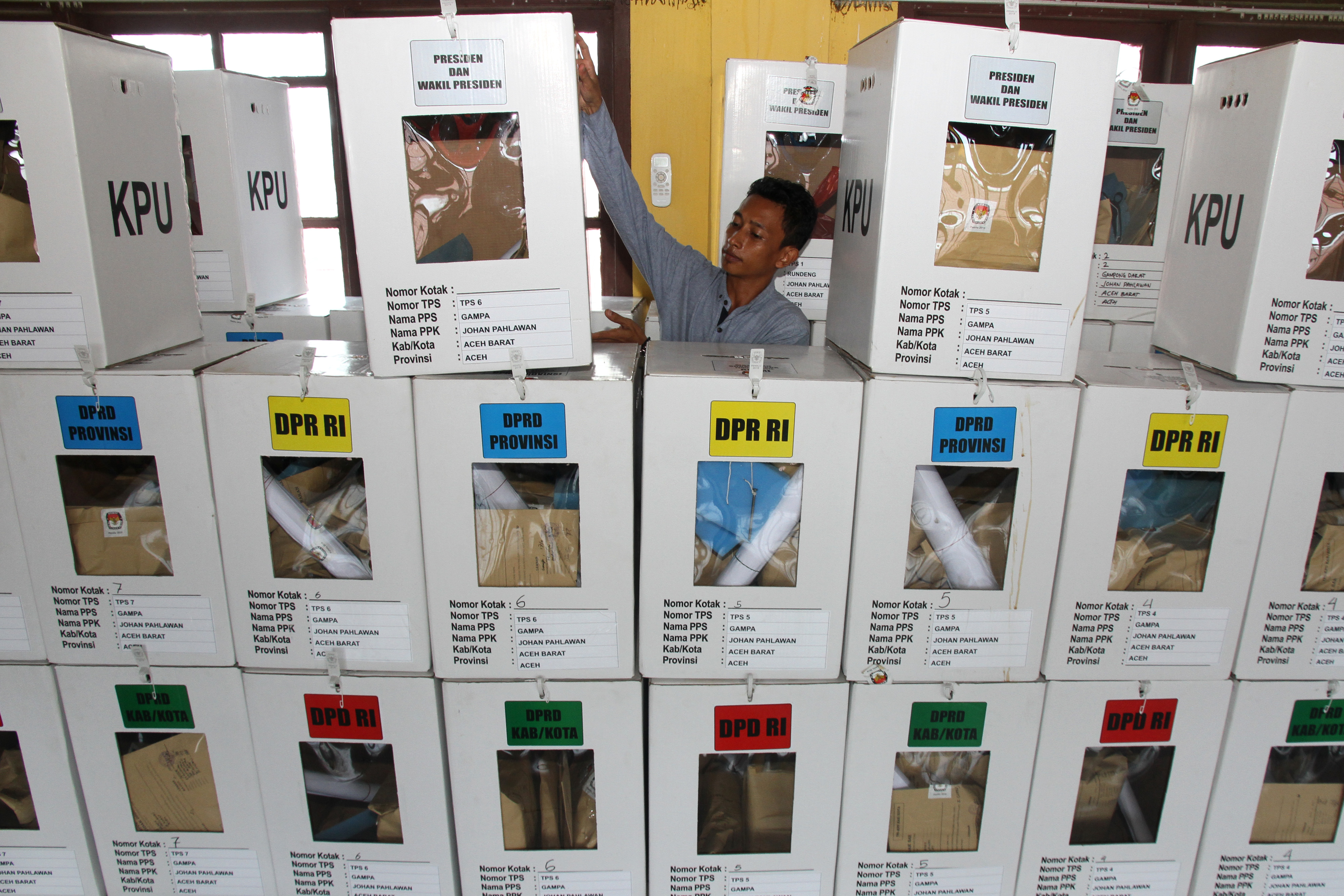  Petugas Panitia Pemilihan Kecamatan (PPK) menyusun kotak suara yang berisi surat suara hasil Pemilu 2019.