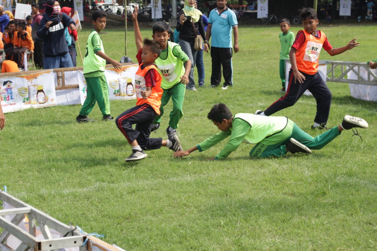 Anak-anak sedang bermain gobak sodor dalam acara Fit Olympic di Lapangan Denggung, Sleman, DIY, Minggu (28/4).