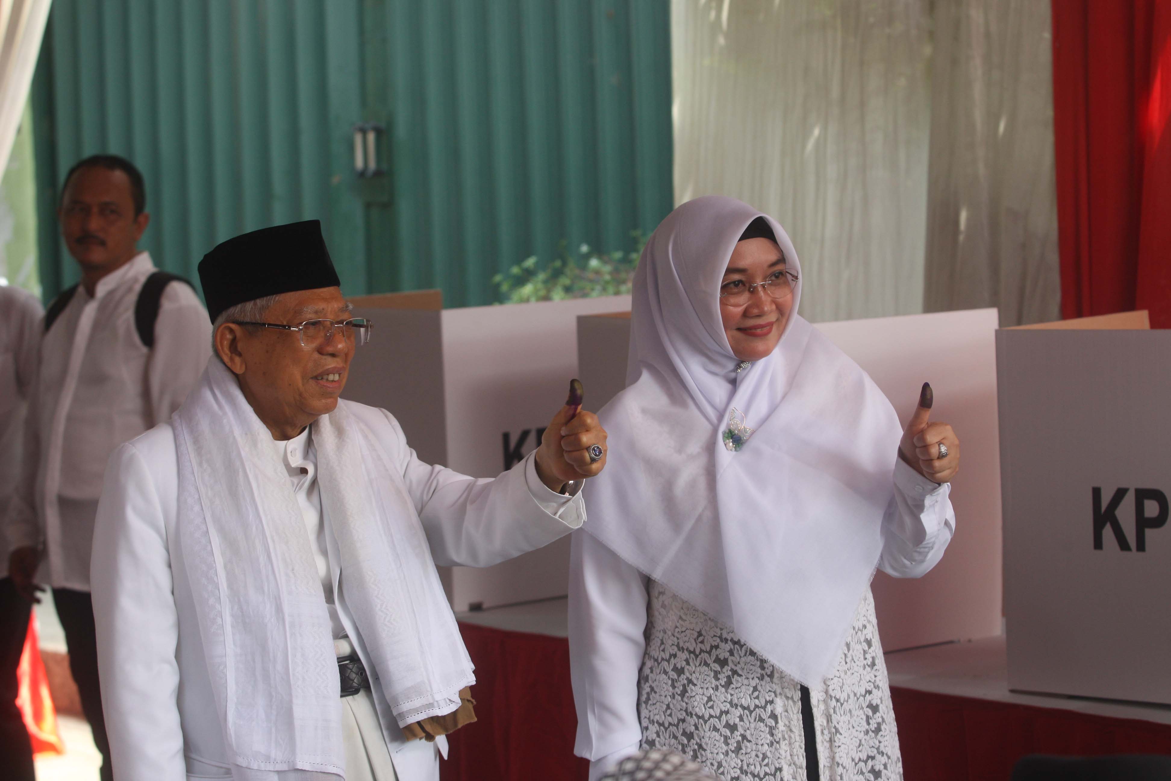 Calon Wakil Presiden Nomor Urut 01 Makruf Amin bersama istri usai mencoblos di TPS 051, Koja, Jakarta Utara, Rabu (17/4).