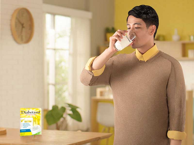 Seorang pria mengonsumsi susu diabetasol
