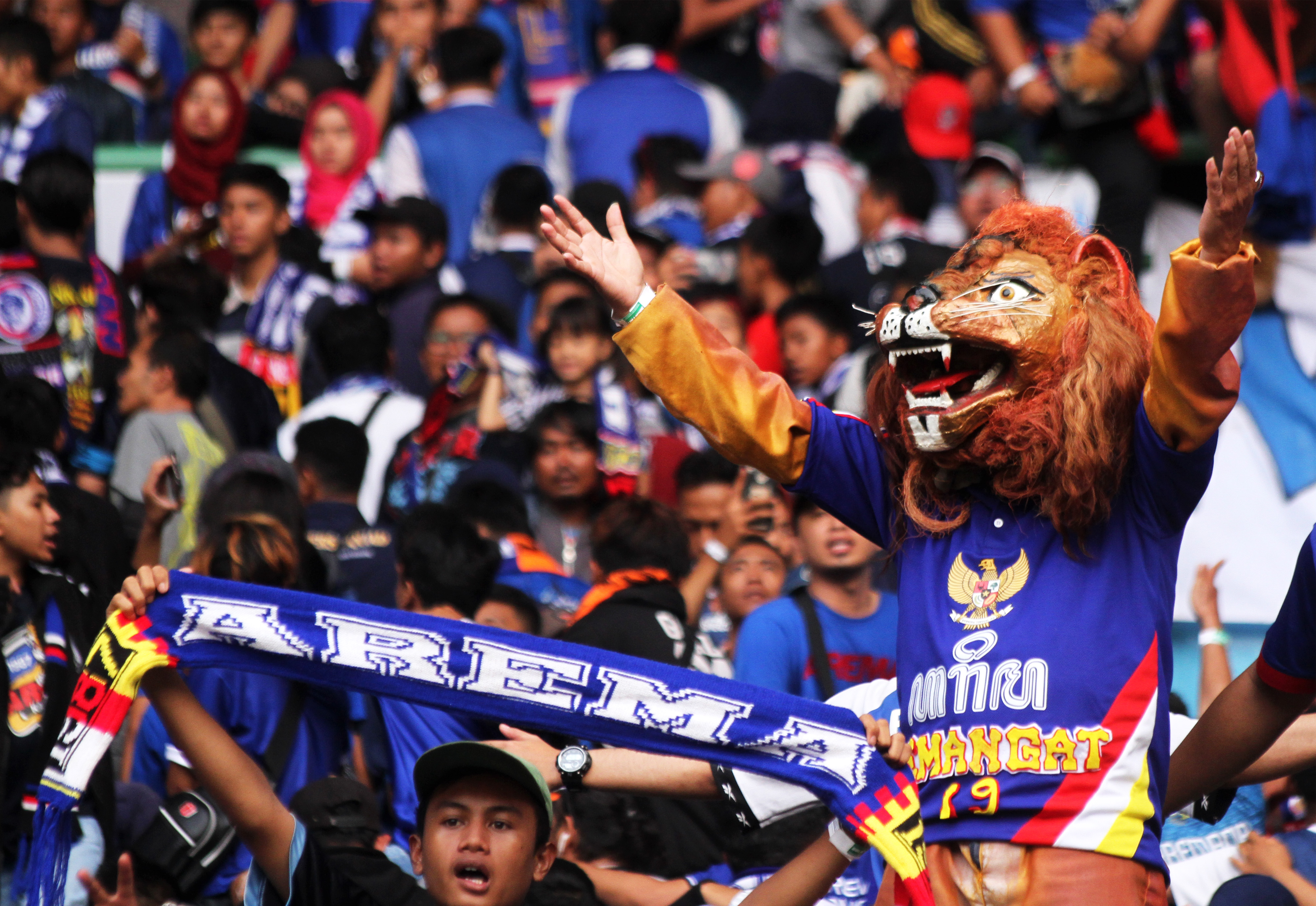 Suporter Arema FC, Aremania, saat perempat final Piala Presiden 2019 di Bekasi, Jawa Barat, Sabtu (30/3).