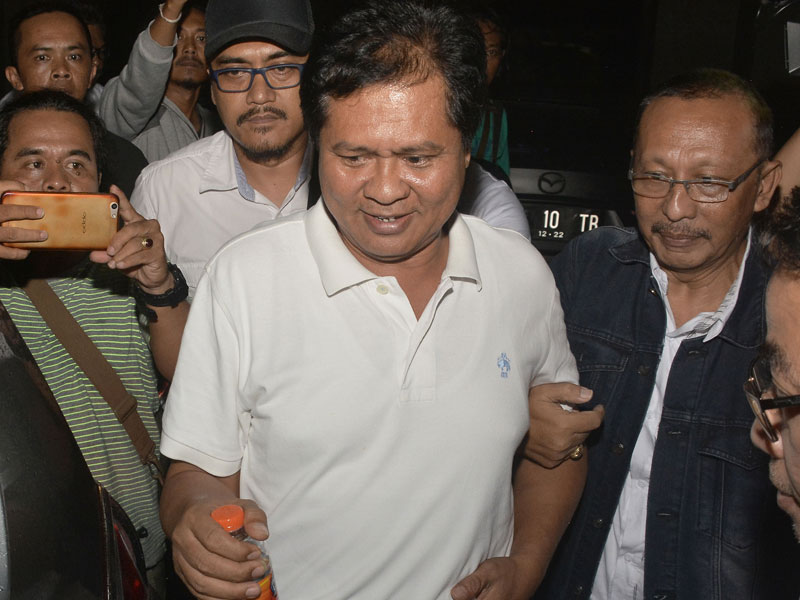 Mantan Wakil Gubernur Bali I Ketut Sudikerta (kedua kanan) dengan pengawalan petugas berjalan usai menjalani pemeriksaan di Polda Bali