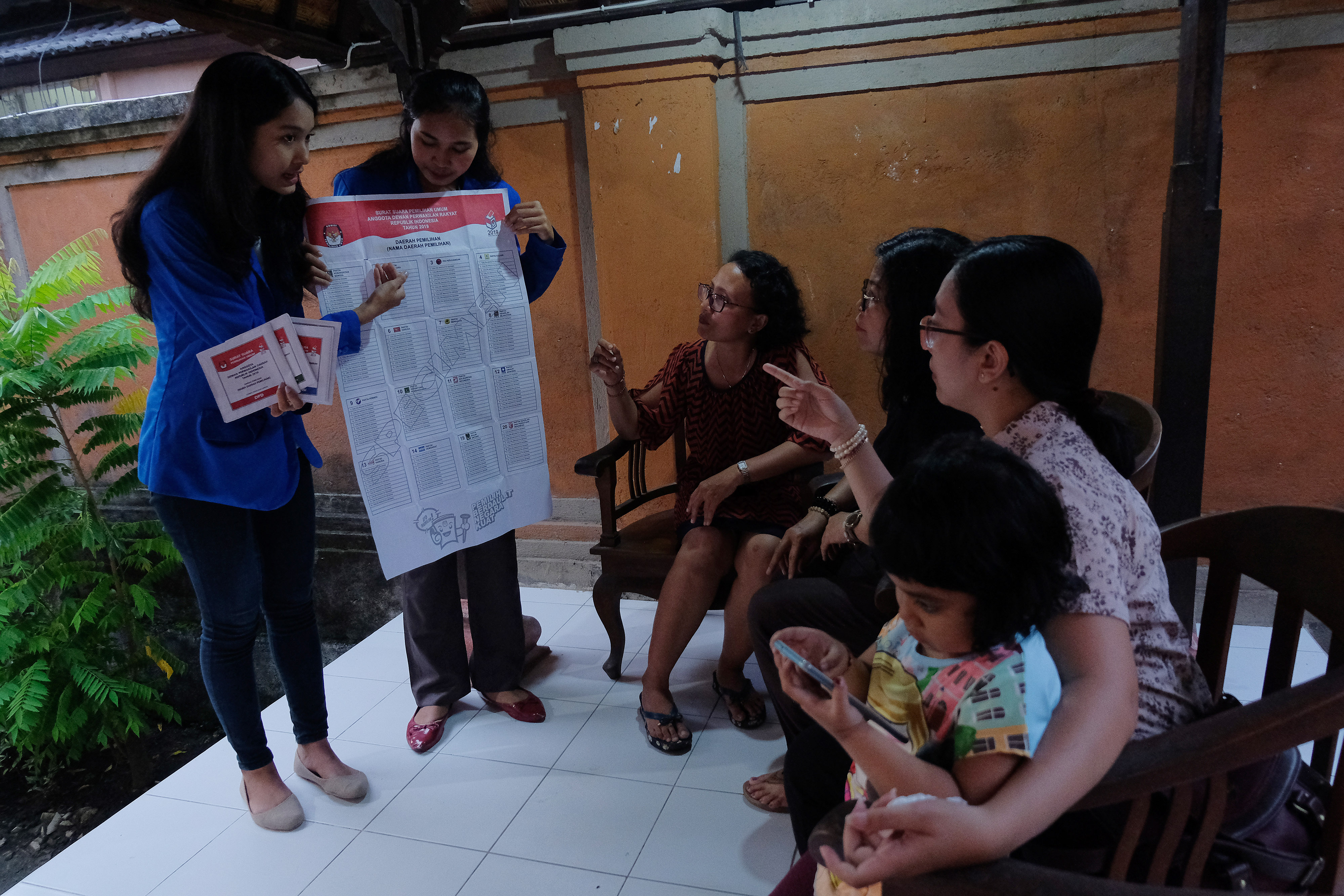 Sosialisasi Pemilu 2019 yang dilakukan mahasiswa Universitas Warmadewa di Denpasar, Bali, Rabu (10/4)