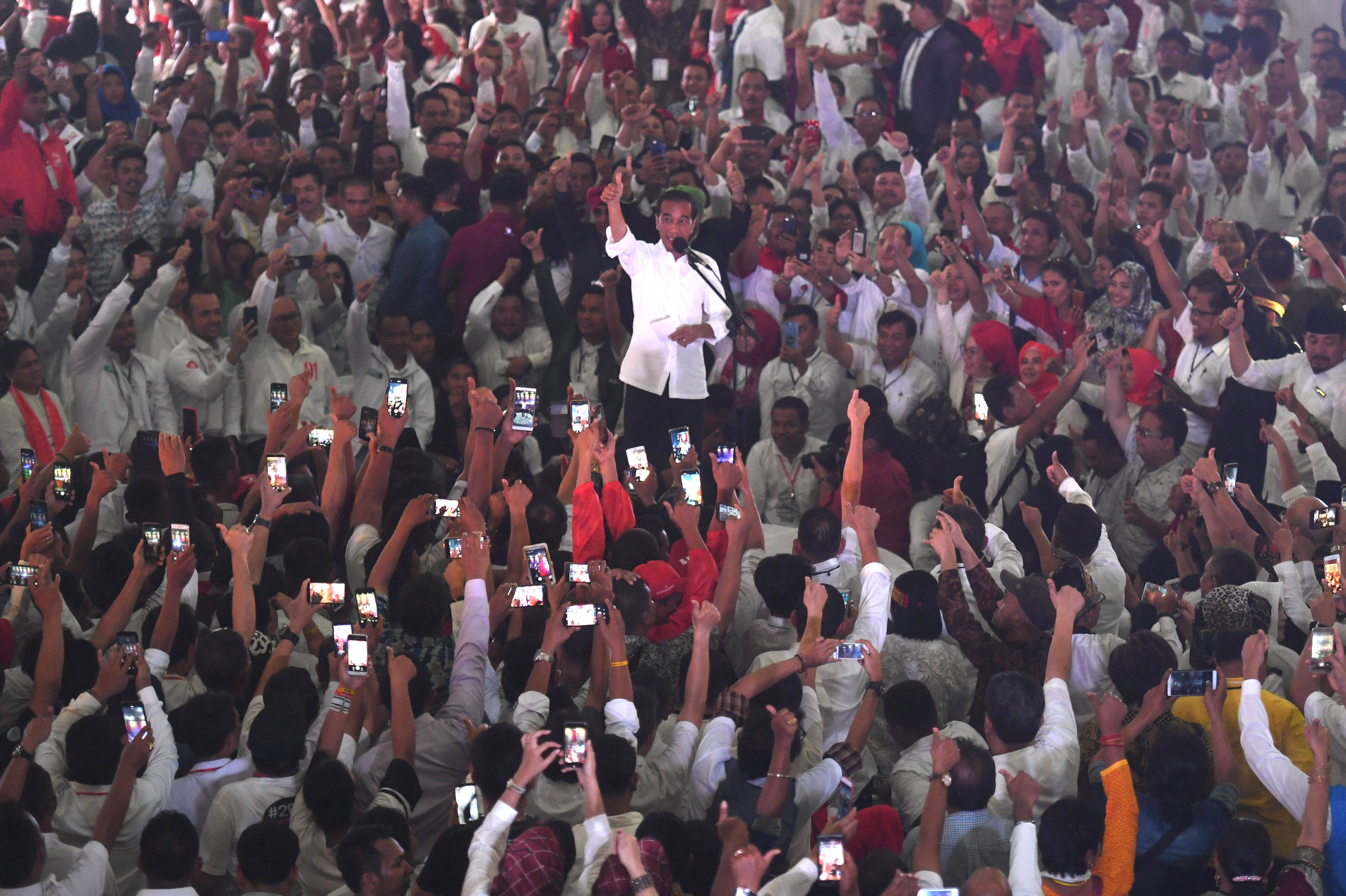 Calon Presiden nomor urut 01, Joko Widodo berkampanye di Deli Serdang, Sumatera Utara, Jumat (5/4) malam