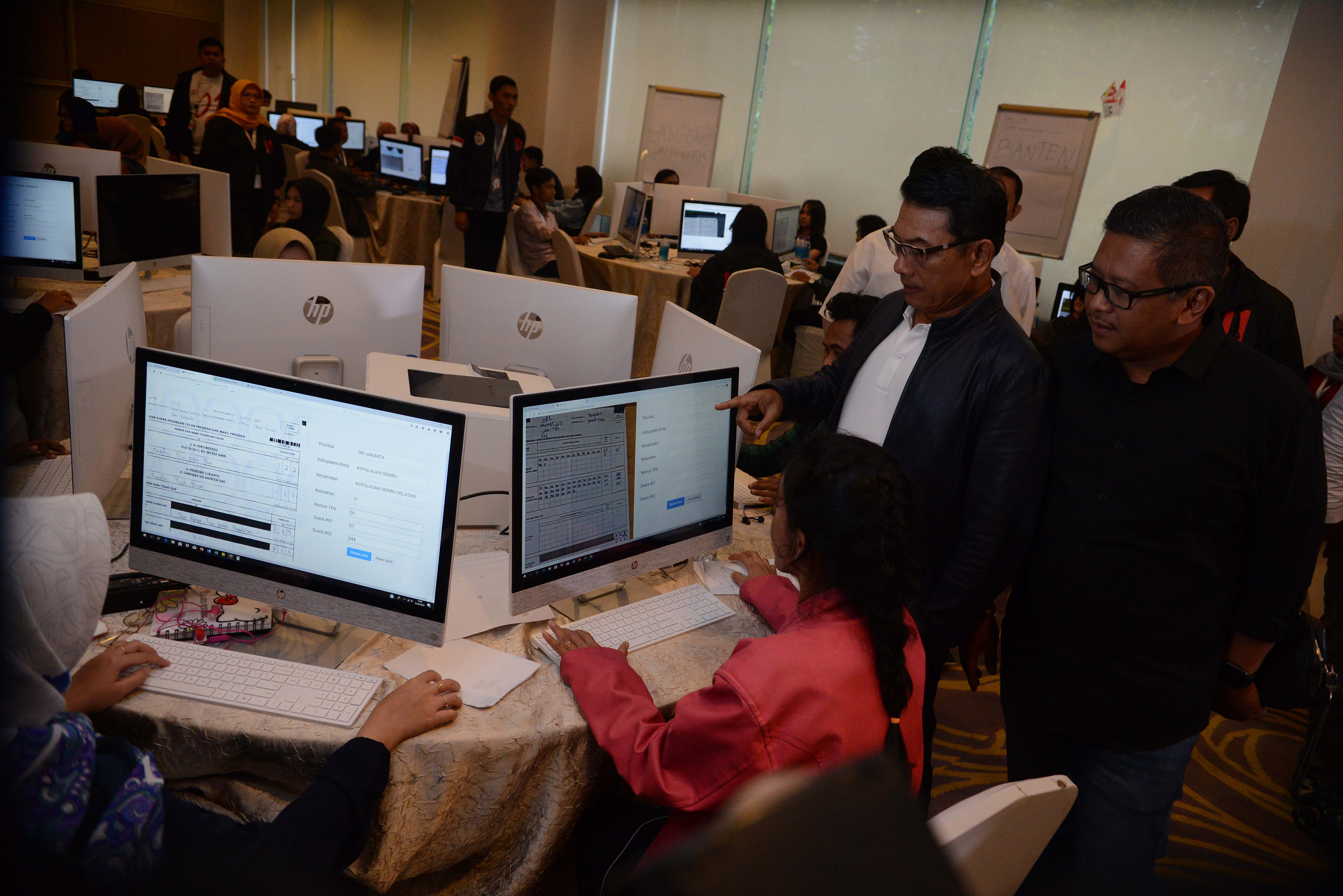 Moeldoko (kiri) didampingi Sekretaris TKN Jokowi-Ma'ruf, Hasto Kristiyanto (kanan) memantau relawan TKN