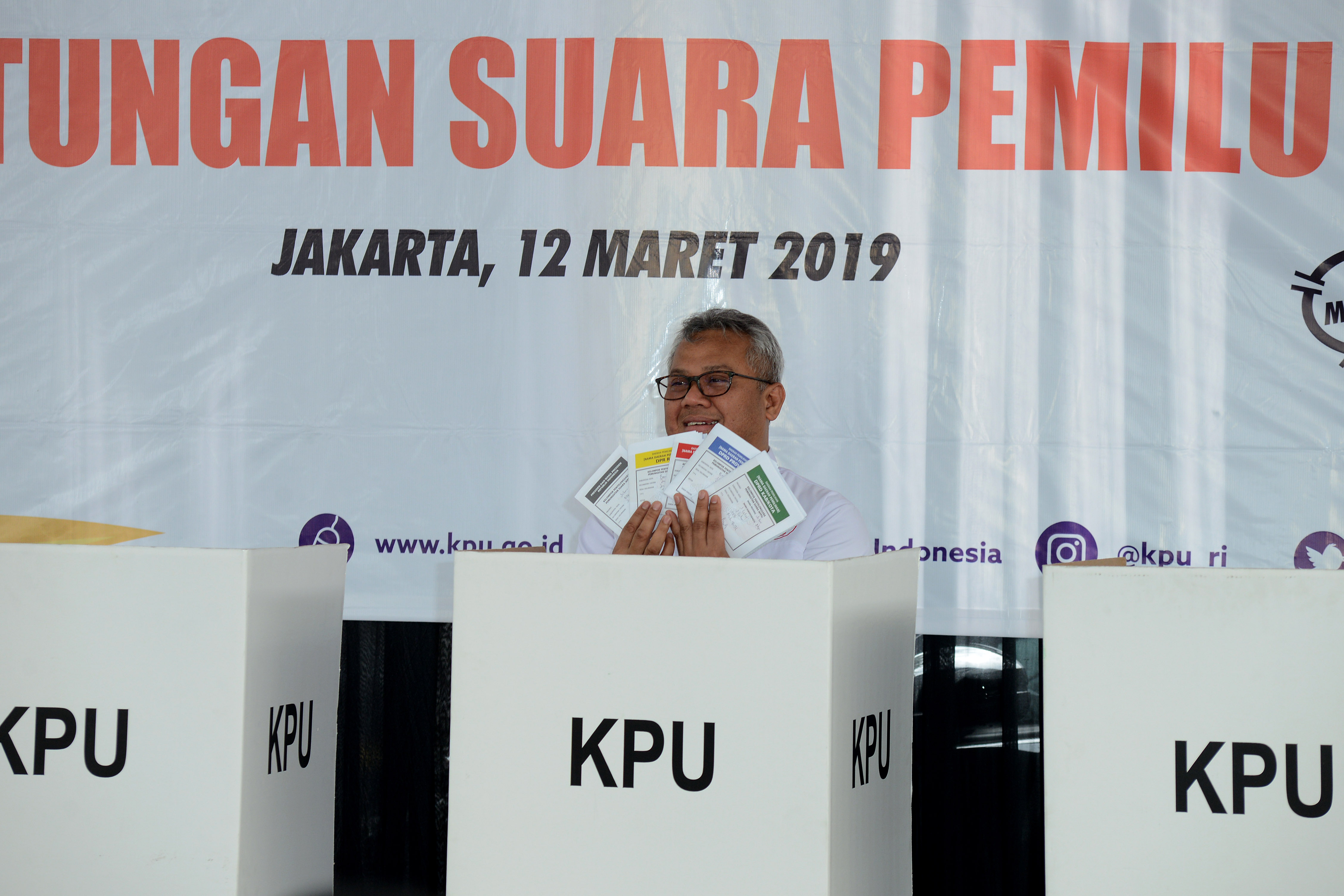 Ketua Komisi Pemilihan Umum (KPU) Arif Budiman menunjukkan lima surat suara yang akan digunakan dalam simulasi pemungutan suara di gedung KP