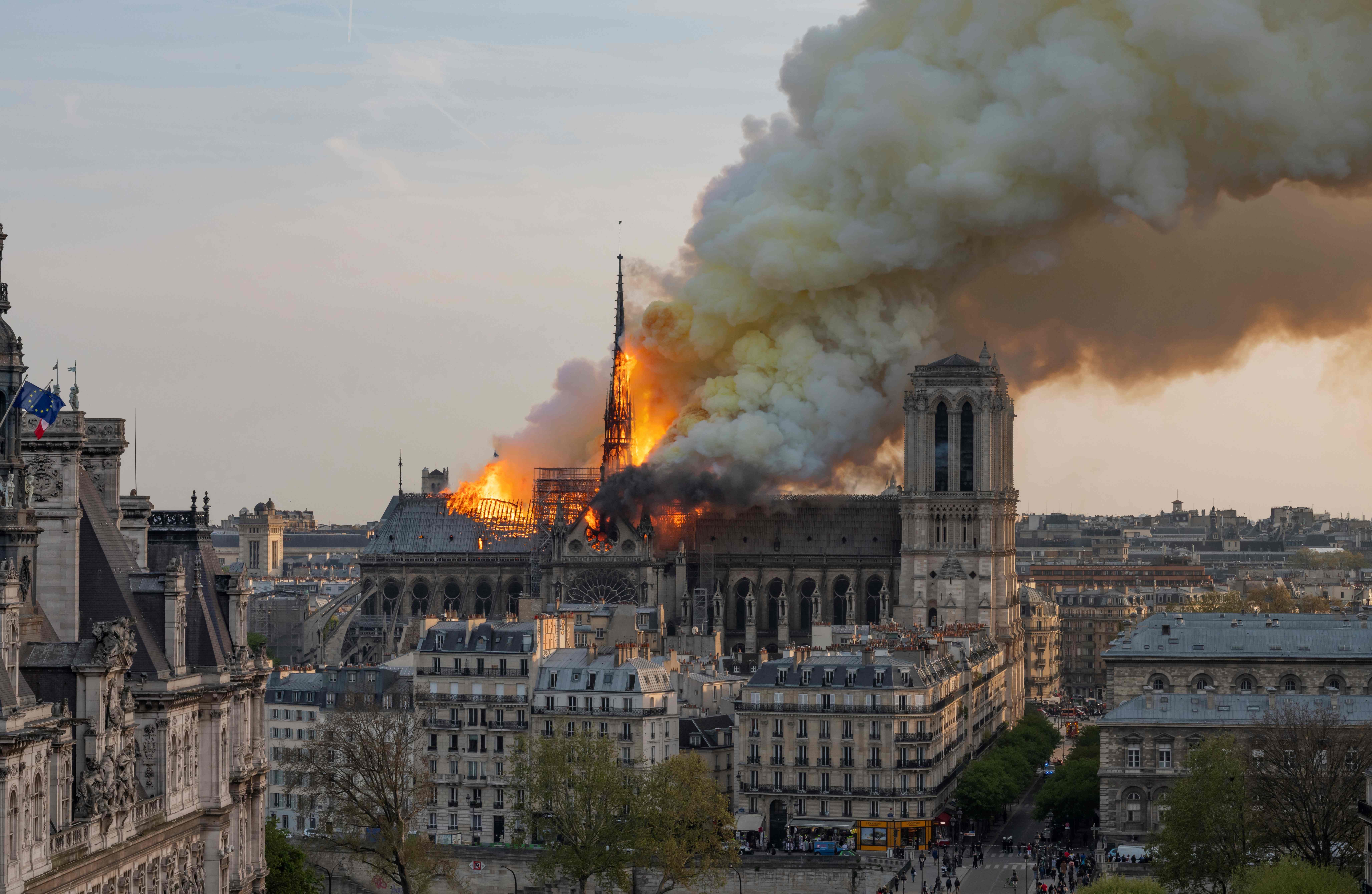 Notre Dame kebakaran.