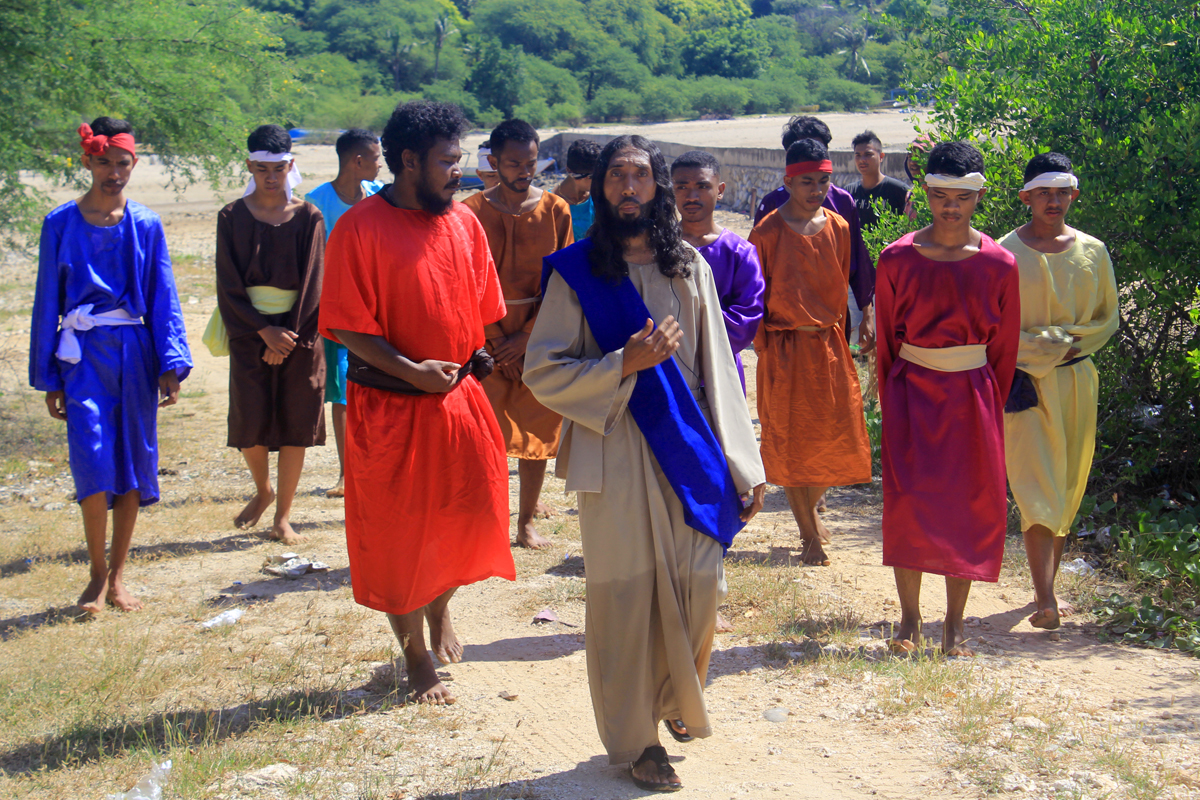  Prosesi jalan salib memperingati Jumat Agung di Kupang, Jumat (19/4).