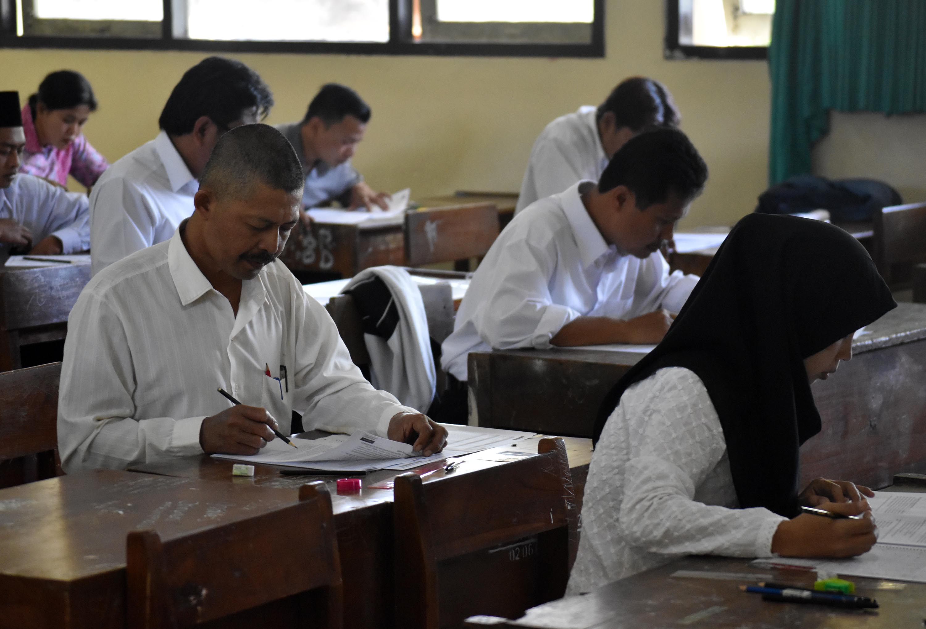 Sejumlah peserta mengerjakan soal Ujian Nasional Kesetaraan Paket C 