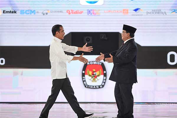 Capres nomor urut 01 Joko Widodo (kiri) dan capres nomor urut 02 Prabowo Subianto berjabat tangan saat mengikuti debat capres putaran keempa