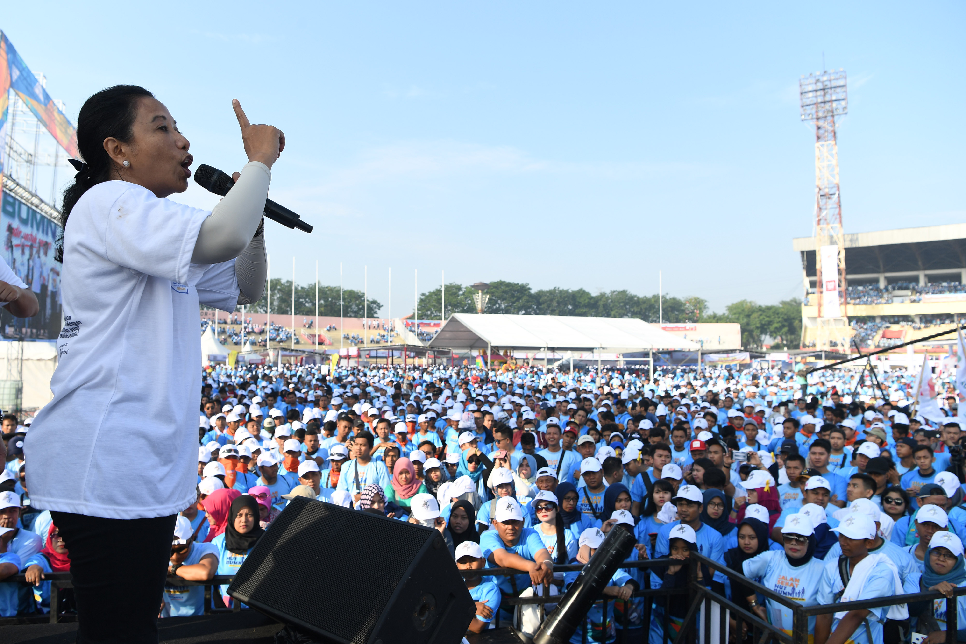 Menteri BUMN Rini Soemarno menyapa masyarakat dan pegawai BUMN saat Festival Link Acara di Gelora Delata SIdoarjo, Jawa Timur