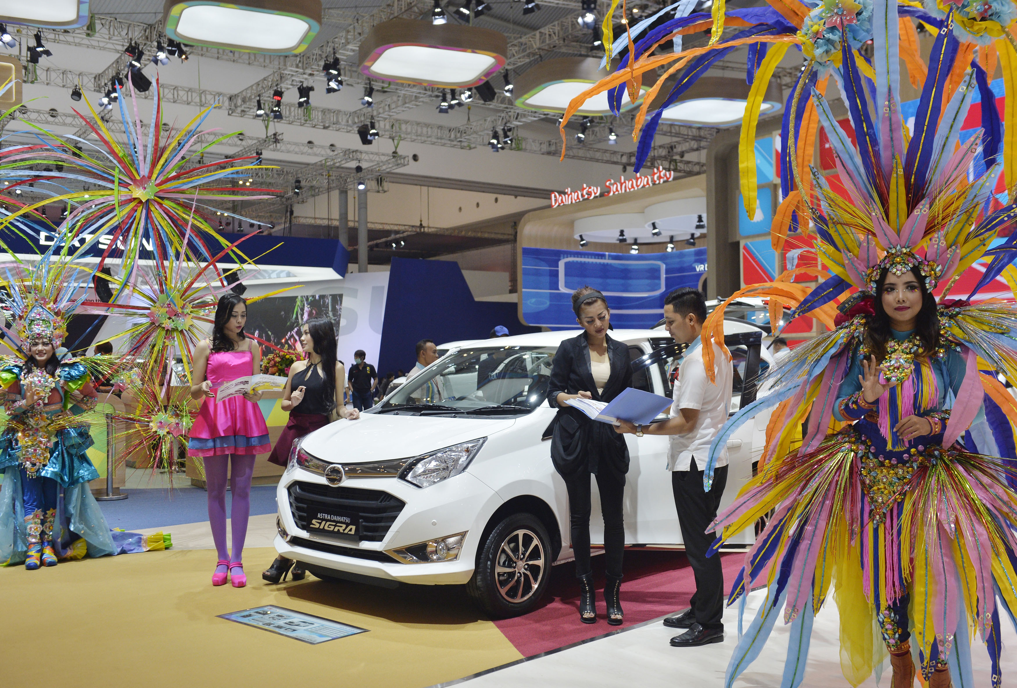 Penjualan Daihatsu juga mengalami penurunan sebesar 1,7% untuk retail sales, dan 1,8% untuk whole sales. 