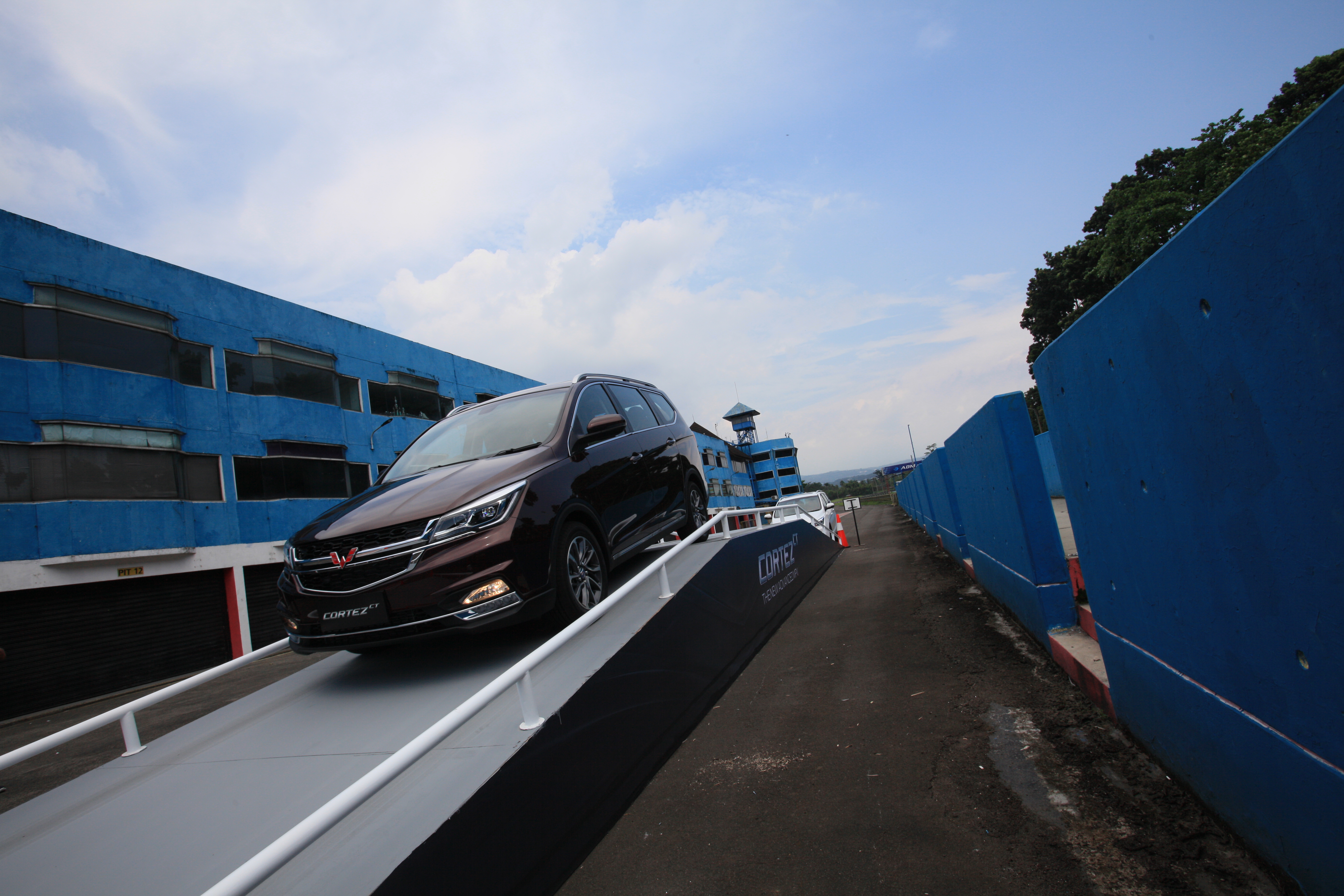 Jurnalis mengendarai Wuling Cortez CT dalam acara Media Drive Experience di Sirkuit Sentul, Bogor