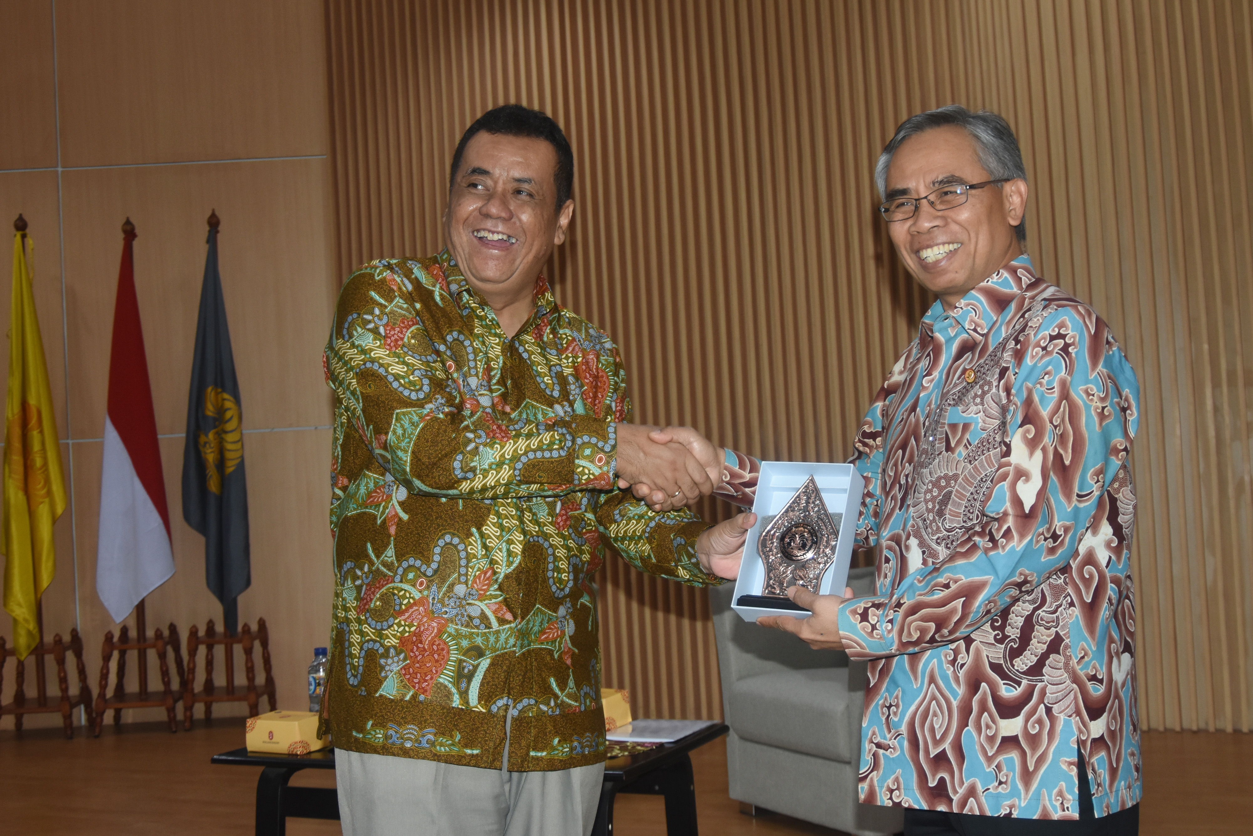 Ekonom UI Ari Kuncoro bersaama Ketua Dewan Komisionr OJk Wimboh Santoso