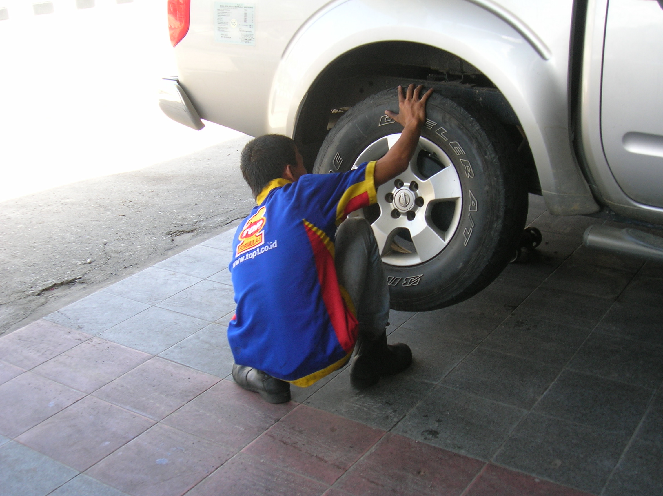 Penggantian Ban Mobil