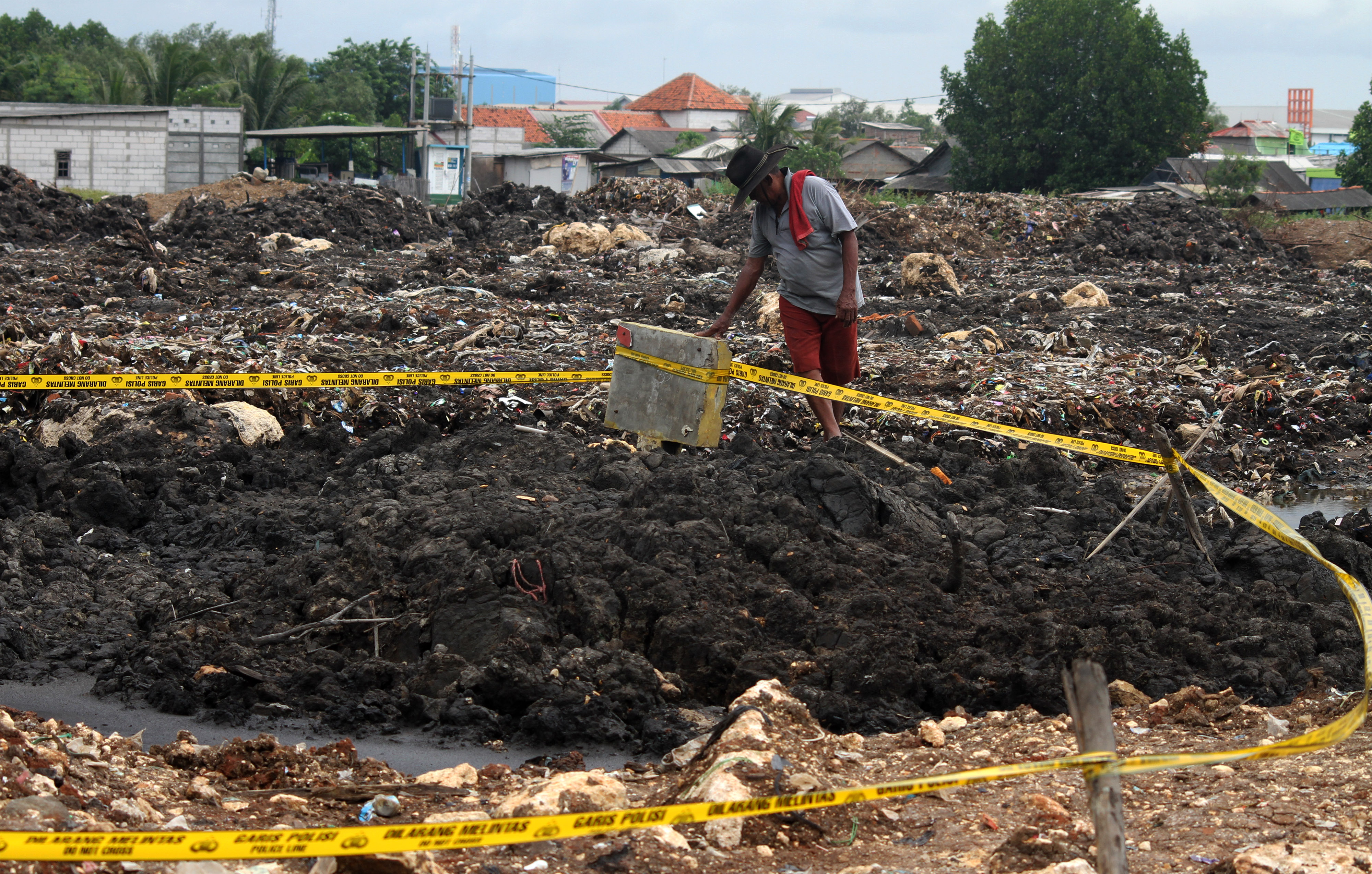 Warga mengamati area lahan pembuangan pasir yang diduga mengandung limbah Bahan Beracun Berbahaya (B3), 